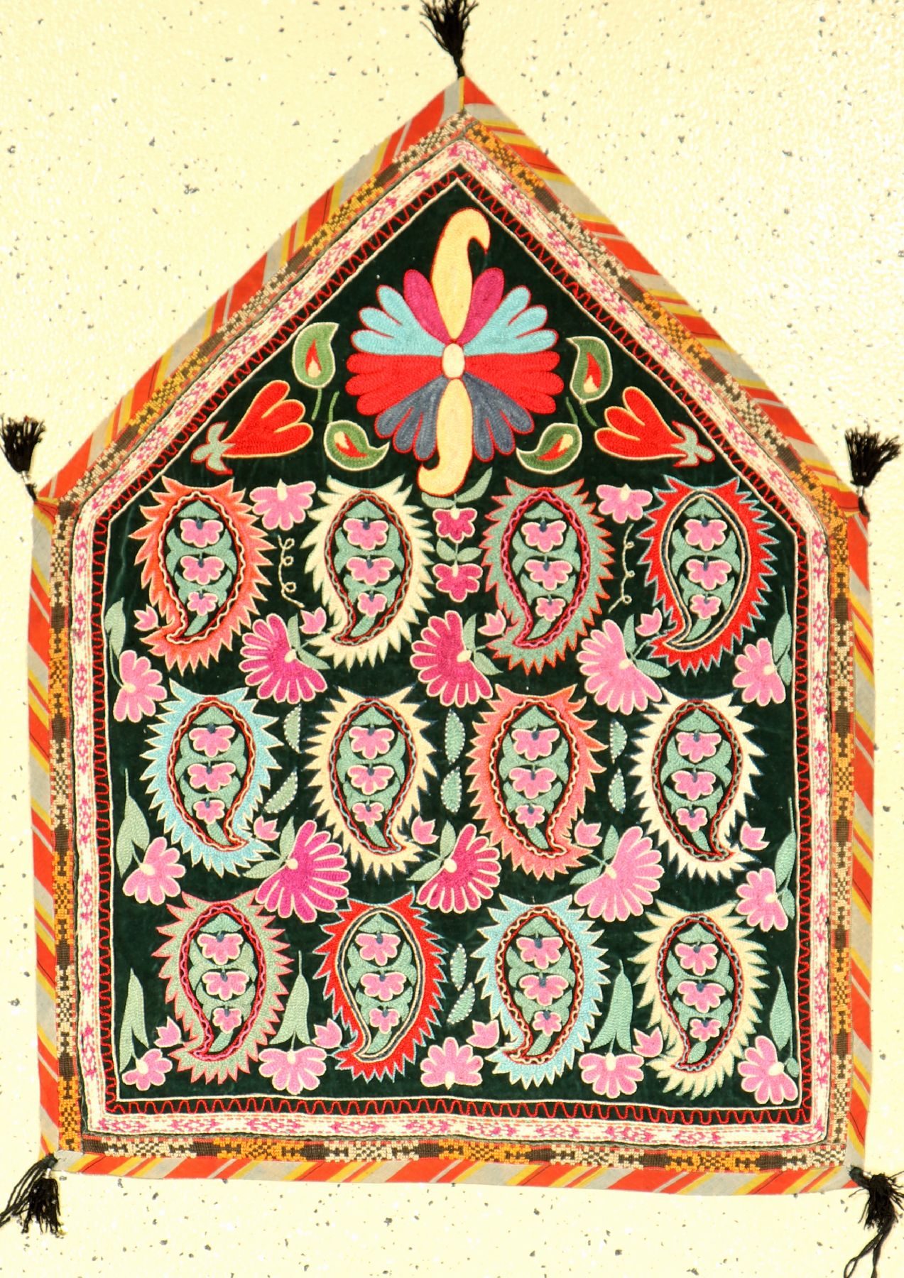 Lakai "Stickerei" alt, Uzbekistan, um 1930/1940, Seide auf Samt, ca. 85 x 64 cm, EHZ: 2