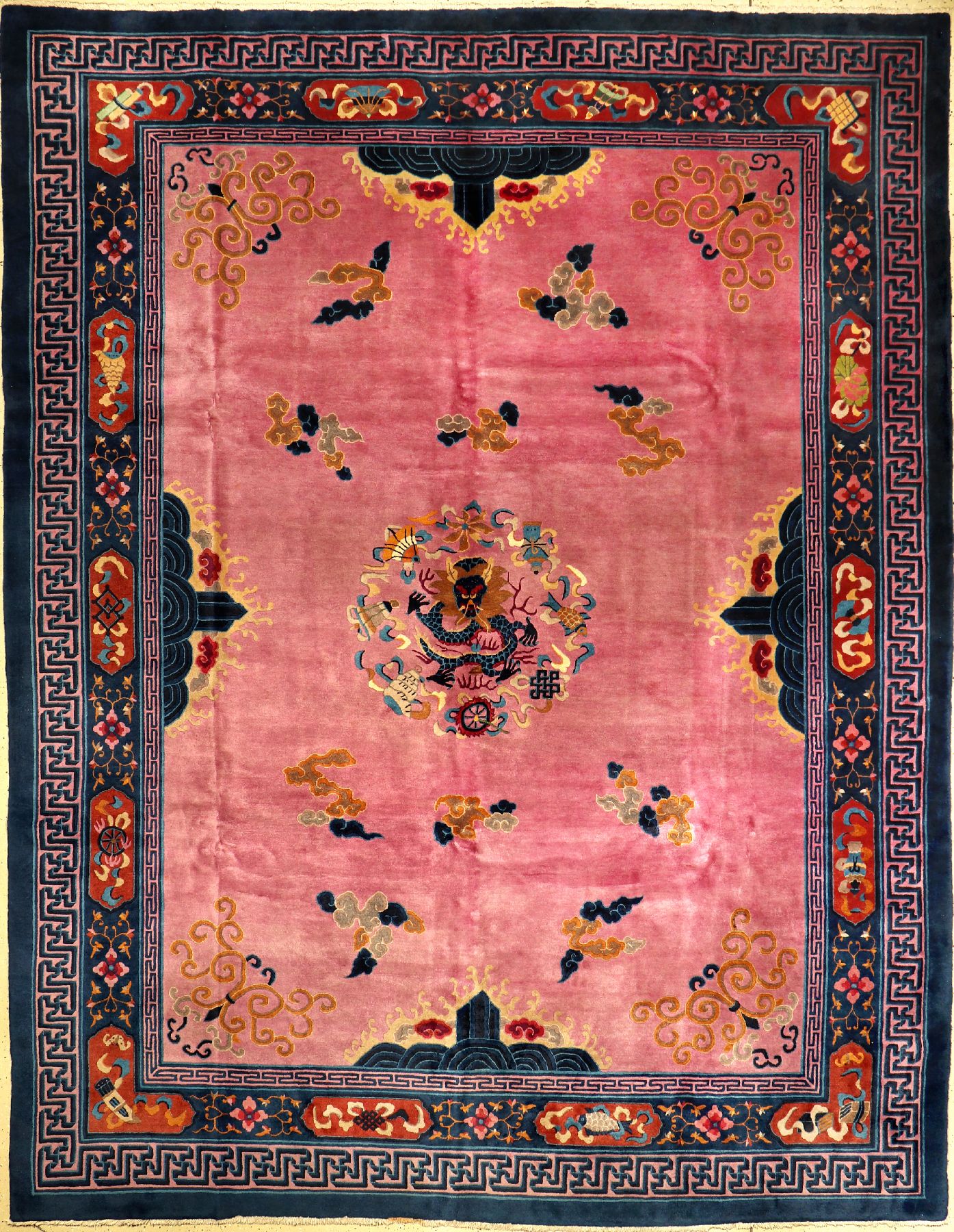 Seltener großer Peking "Drachenteppich" antik, Nordostchina, um 1900, Korkwolle geknüpft auf Baumwolle. Ein kaiserlicher Drache mit ...