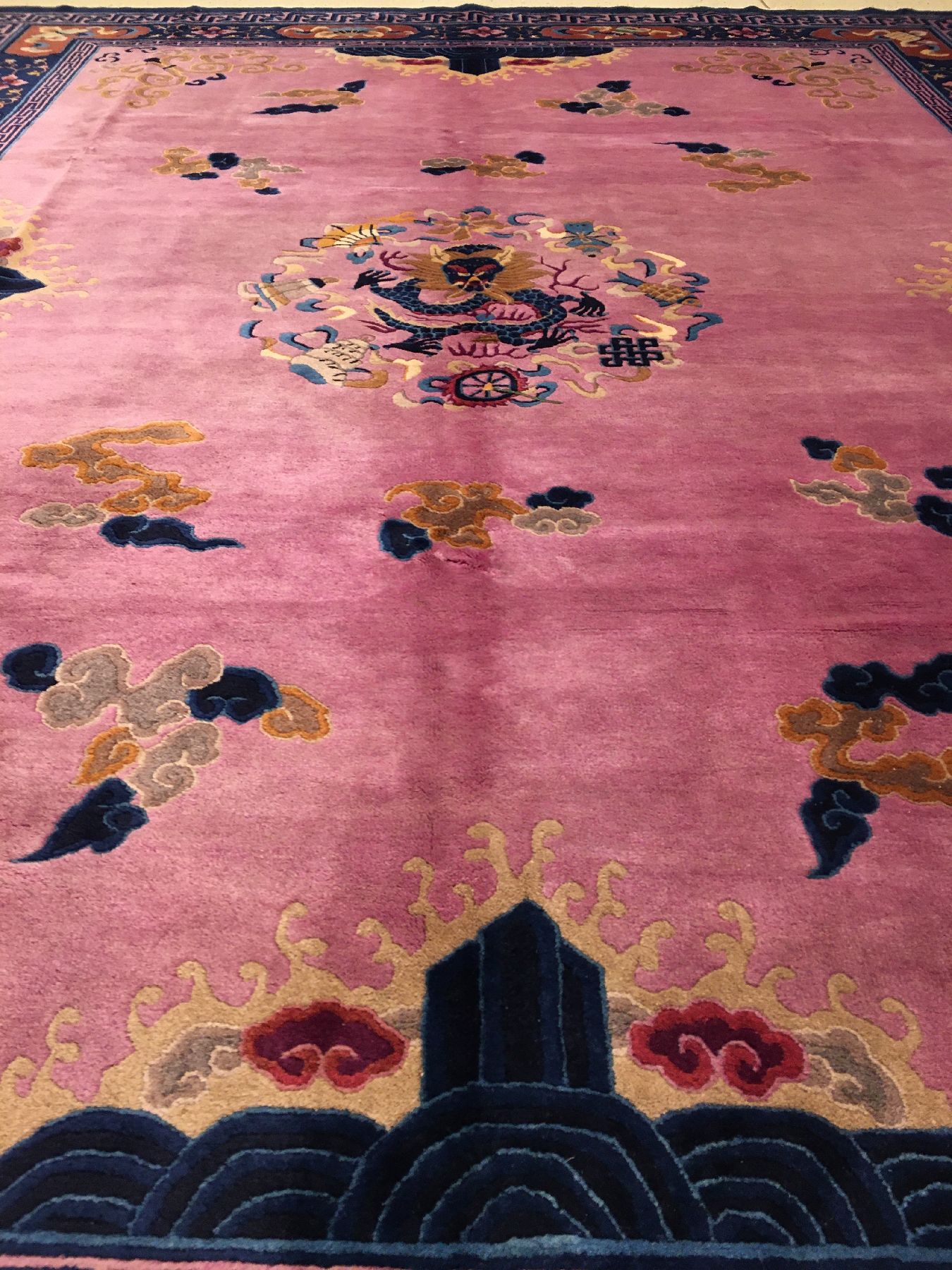 Detail d: Seltener großer Peking "Drachenteppich" antik, Nordostchina, um 1900, Korkwolle geknüpft auf Baumwolle. Ein kaiserlicher Drache mit ...