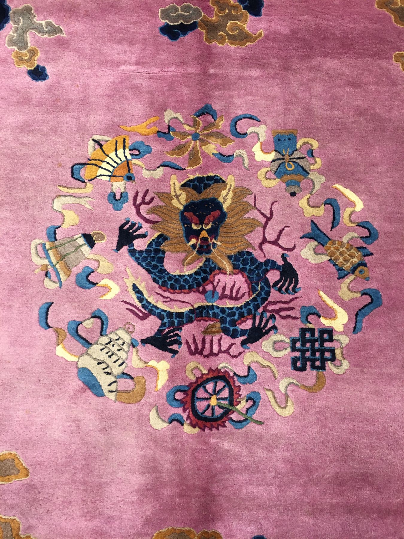 Detail e: Seltener großer Peking "Drachenteppich" antik, Nordostchina, um 1900, Korkwolle geknüpft auf Baumwolle. Ein kaiserlicher Drache mit ...