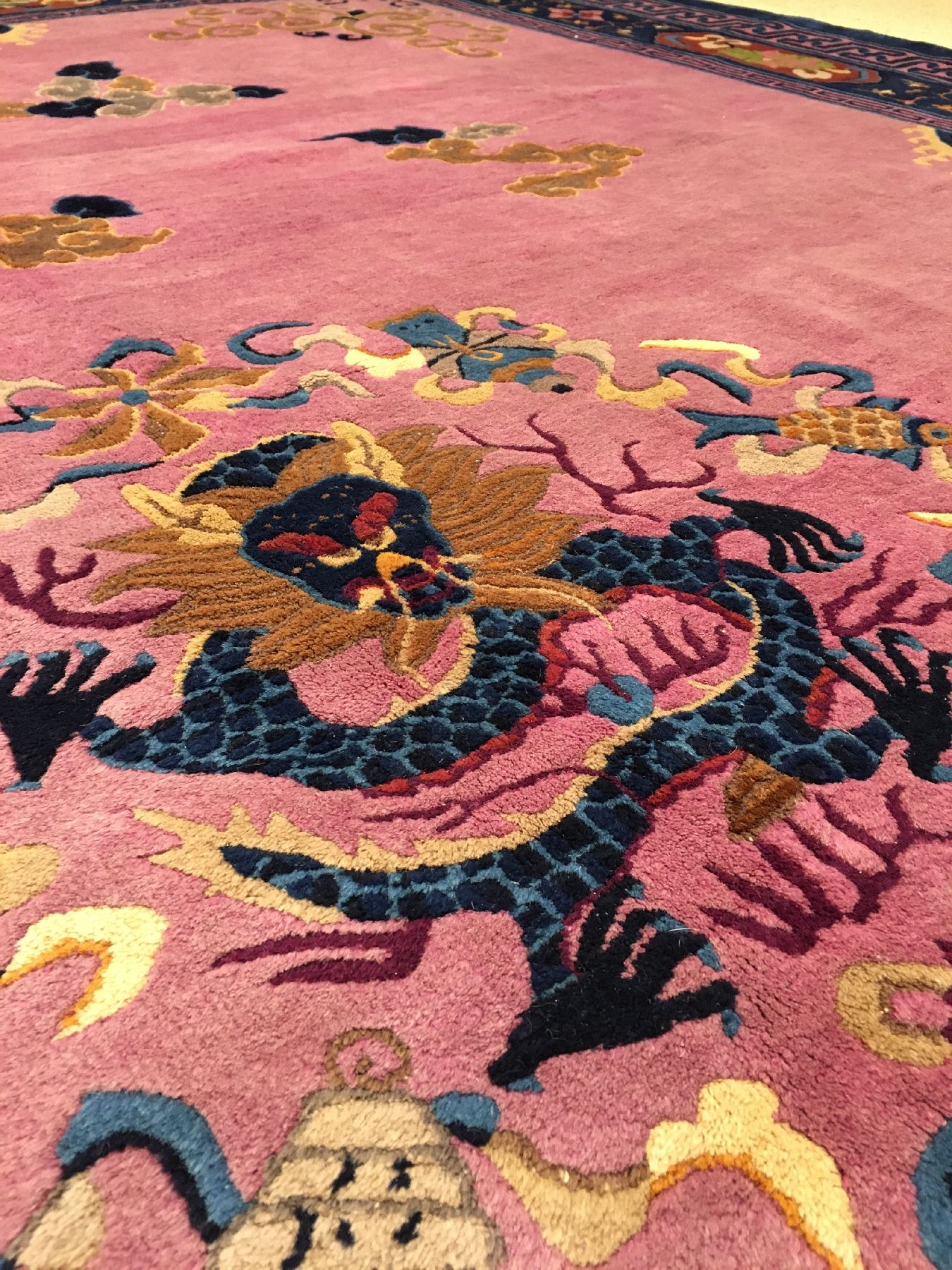 Detail f: Seltener großer Peking "Drachenteppich" antik, Nordostchina, um 1900, Korkwolle geknüpft auf Baumwolle. Ein kaiserlicher Drache mit ...