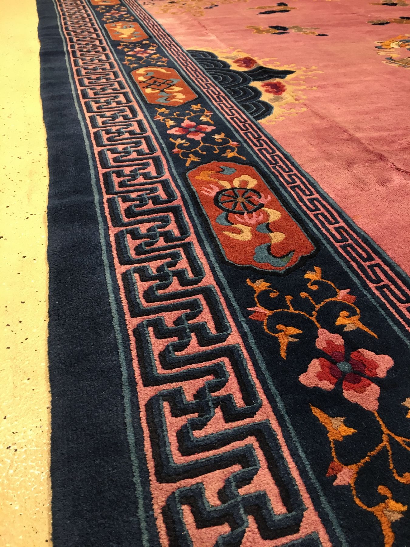 Detail g: Seltener großer Peking "Drachenteppich" antik, Nordostchina, um 1900, Korkwolle geknüpft auf Baumwolle. Ein kaiserlicher Drache mit ...