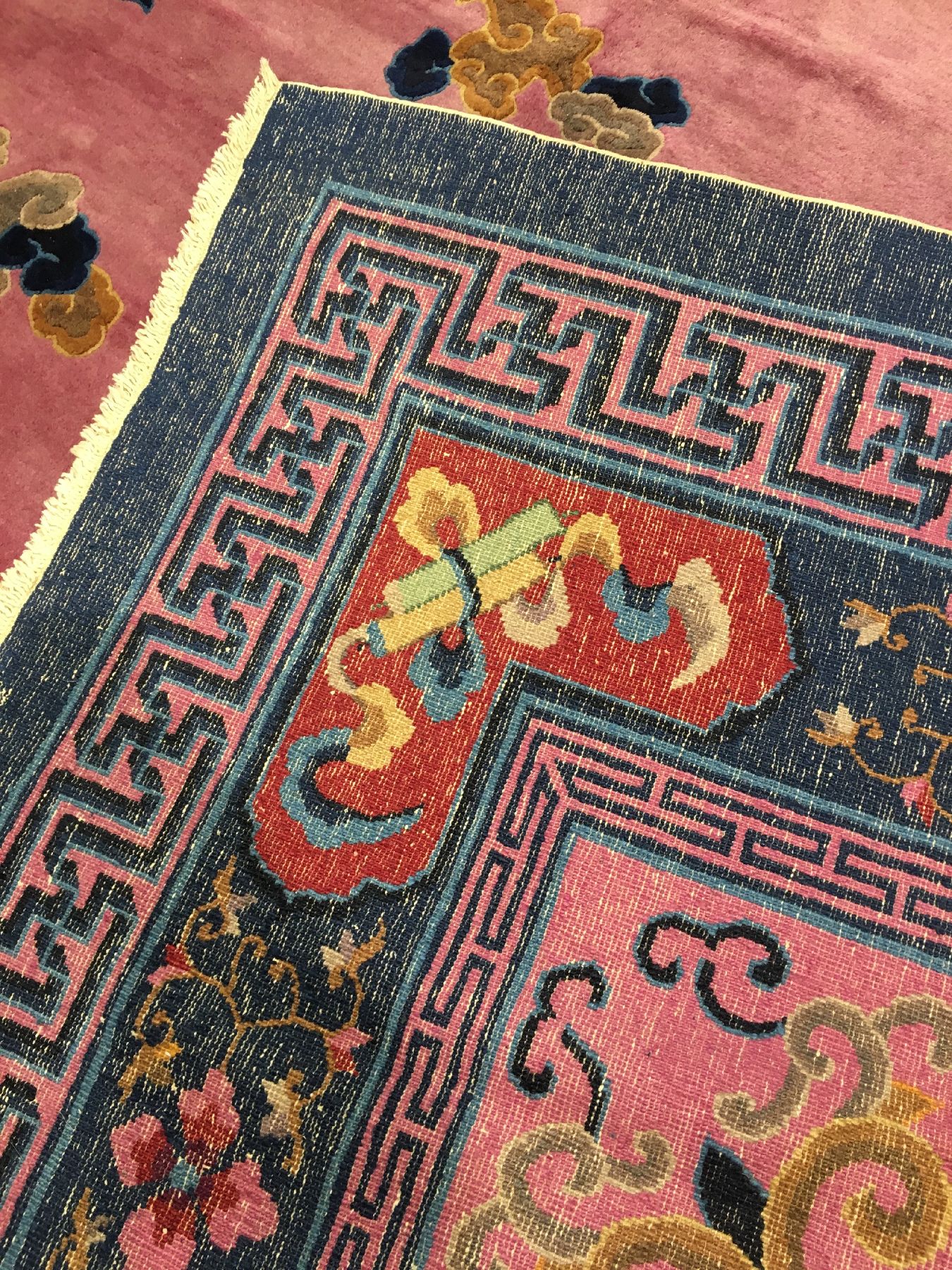 Detail h: Seltener großer Peking "Drachenteppich" antik, Nordostchina, um 1900, Korkwolle geknüpft auf Baumwolle. Ein kaiserlicher Drache mit ...