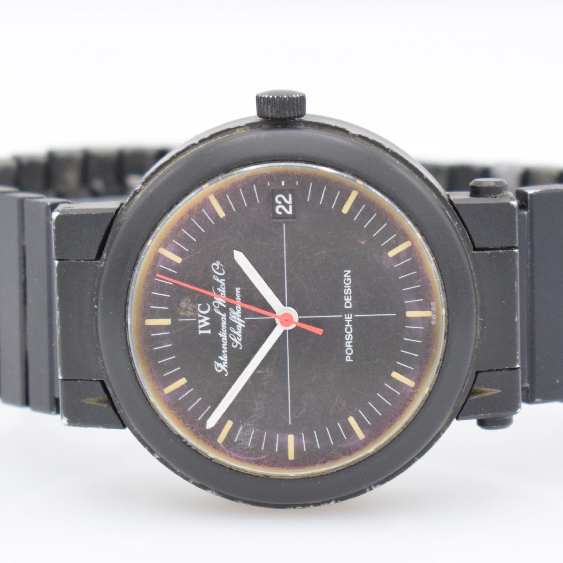 Detail a: IWC Porsche Design Herrenarmbanduhr mit Kompass, Schweiz um 1980, Automatik, Ref. 3510, aufklappbares, geschwärztes Aluminiumgeh. mit Kompass im ...