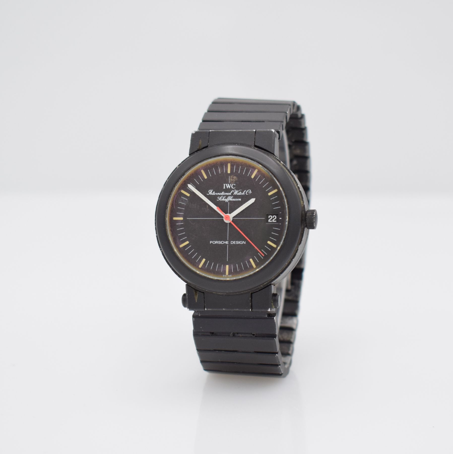 Detail b: IWC Porsche Design Herrenarmbanduhr mit Kompass, Schweiz um 1980, Automatik, Ref. 3510, aufklappbares, geschwärztes Aluminiumgeh. mit Kompass im ...