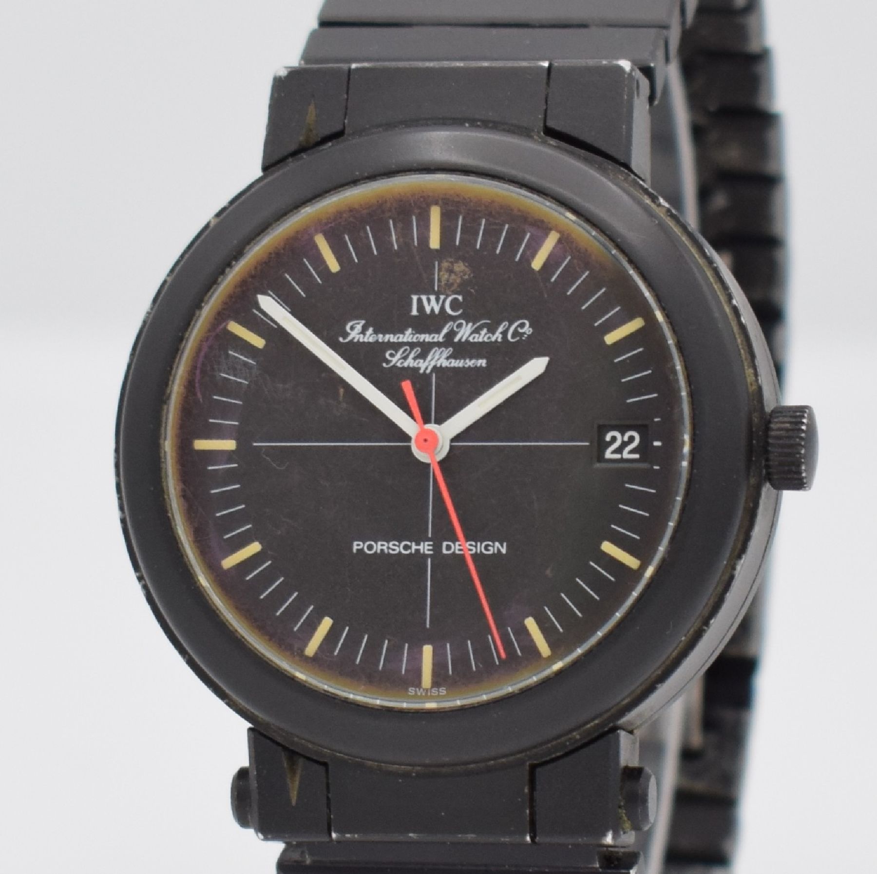 Detail c: IWC Porsche Design Herrenarmbanduhr mit Kompass, Schweiz um 1980, Automatik, Ref. 3510, aufklappbares, geschwärztes Aluminiumgeh. mit Kompass im ...