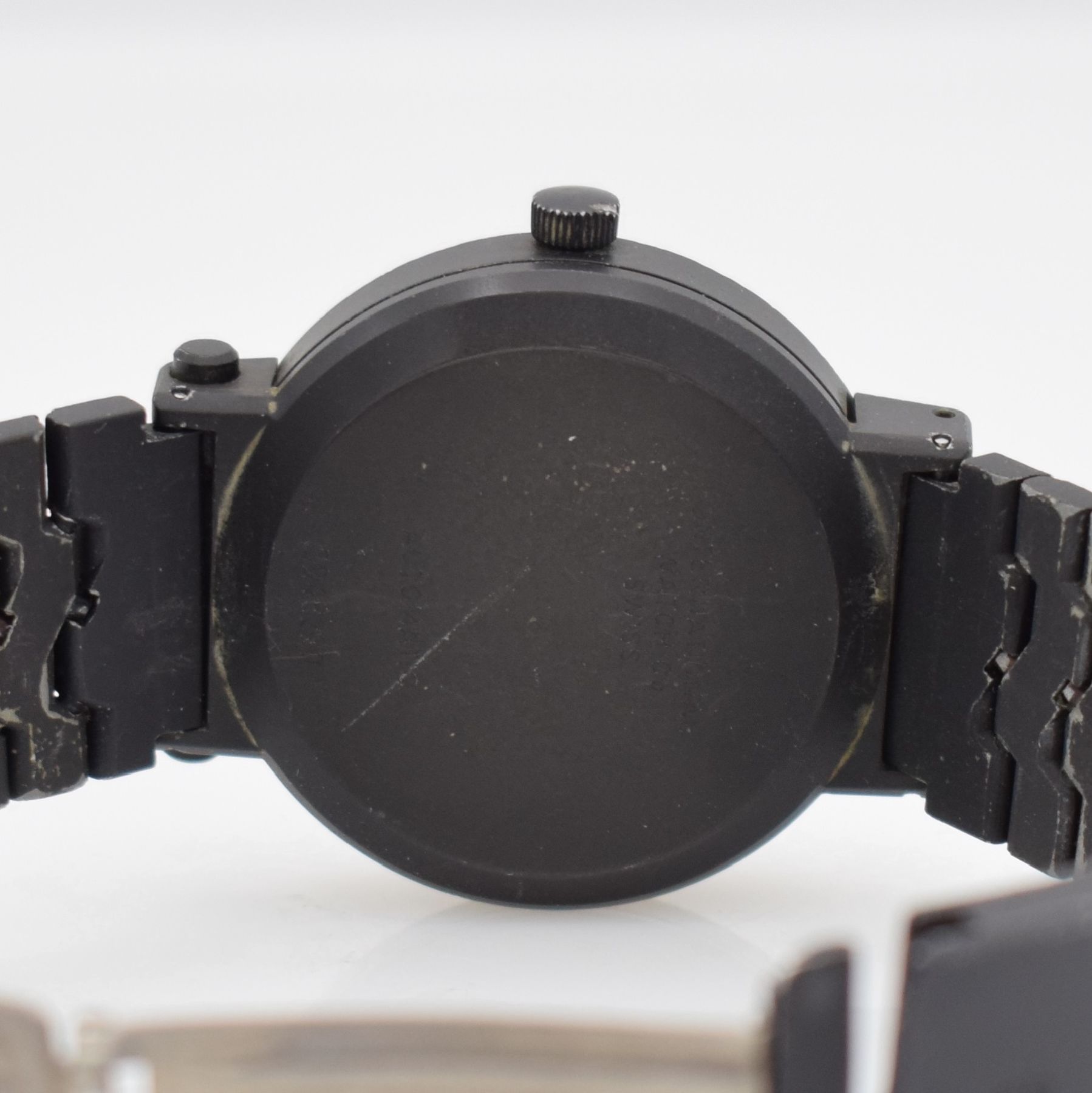 Detail e: IWC Porsche Design Herrenarmbanduhr mit Kompass, Schweiz um 1980, Automatik, Ref. 3510, aufklappbares, geschwärztes Aluminiumgeh. mit Kompass im ...
