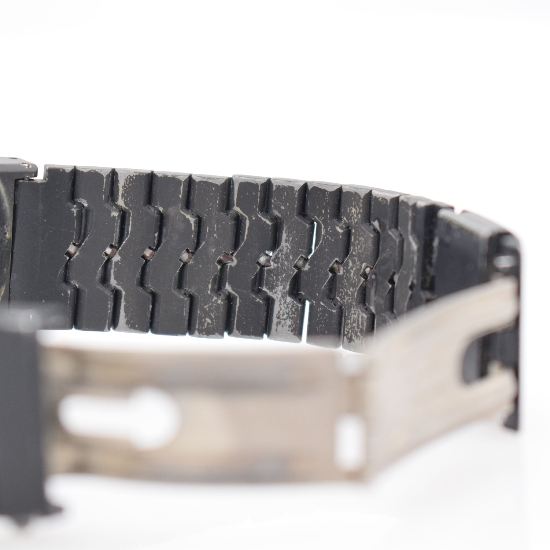 Detail f: IWC Porsche Design Herrenarmbanduhr mit Kompass, Schweiz um 1980, Automatik, Ref. 3510, aufklappbares, geschwärztes Aluminiumgeh. mit Kompass im ...