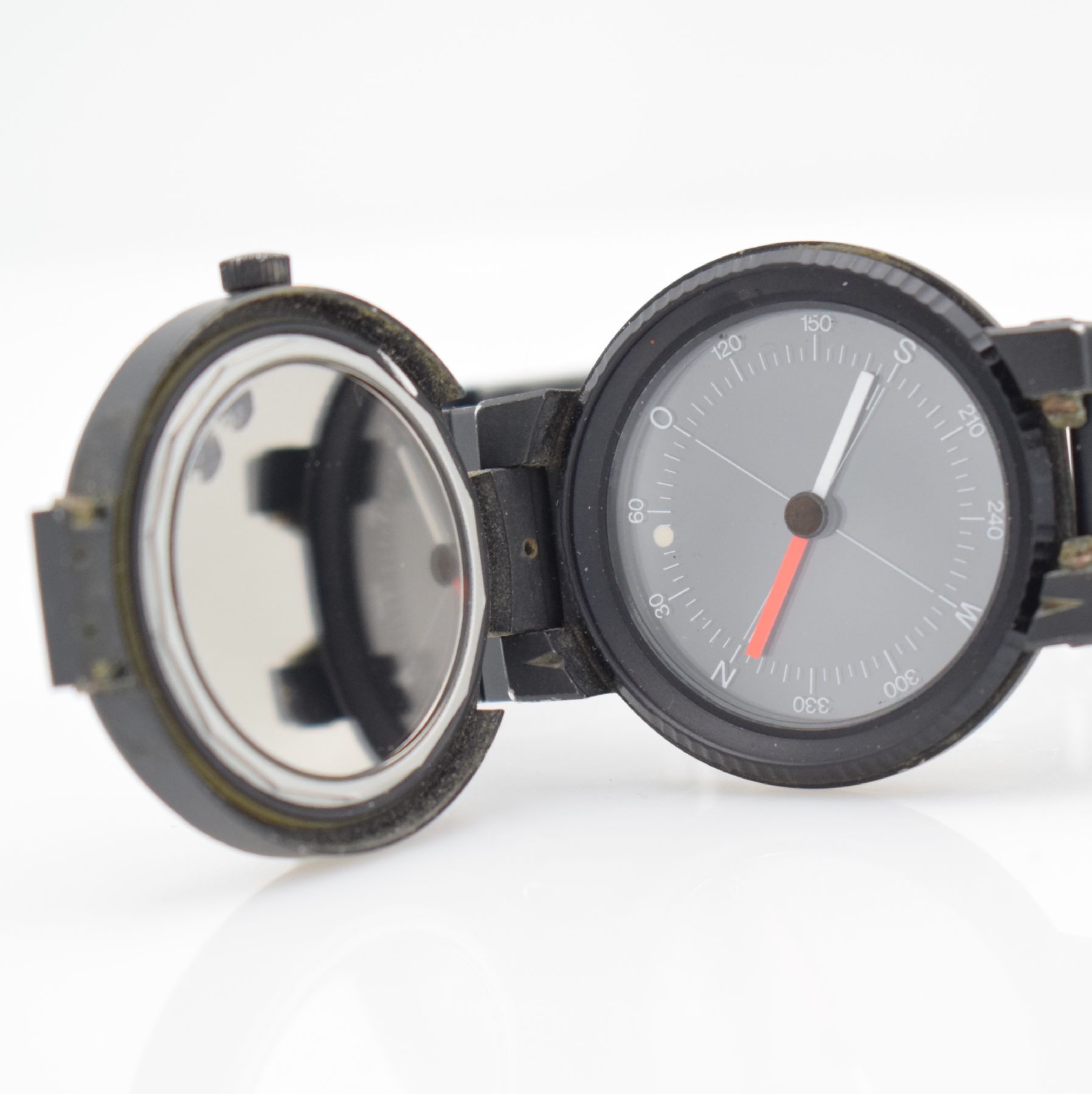 Detail i: IWC Porsche Design Herrenarmbanduhr mit Kompass, Schweiz um 1980, Automatik, Ref. 3510, aufklappbares, geschwärztes Aluminiumgeh. mit Kompass im ...
