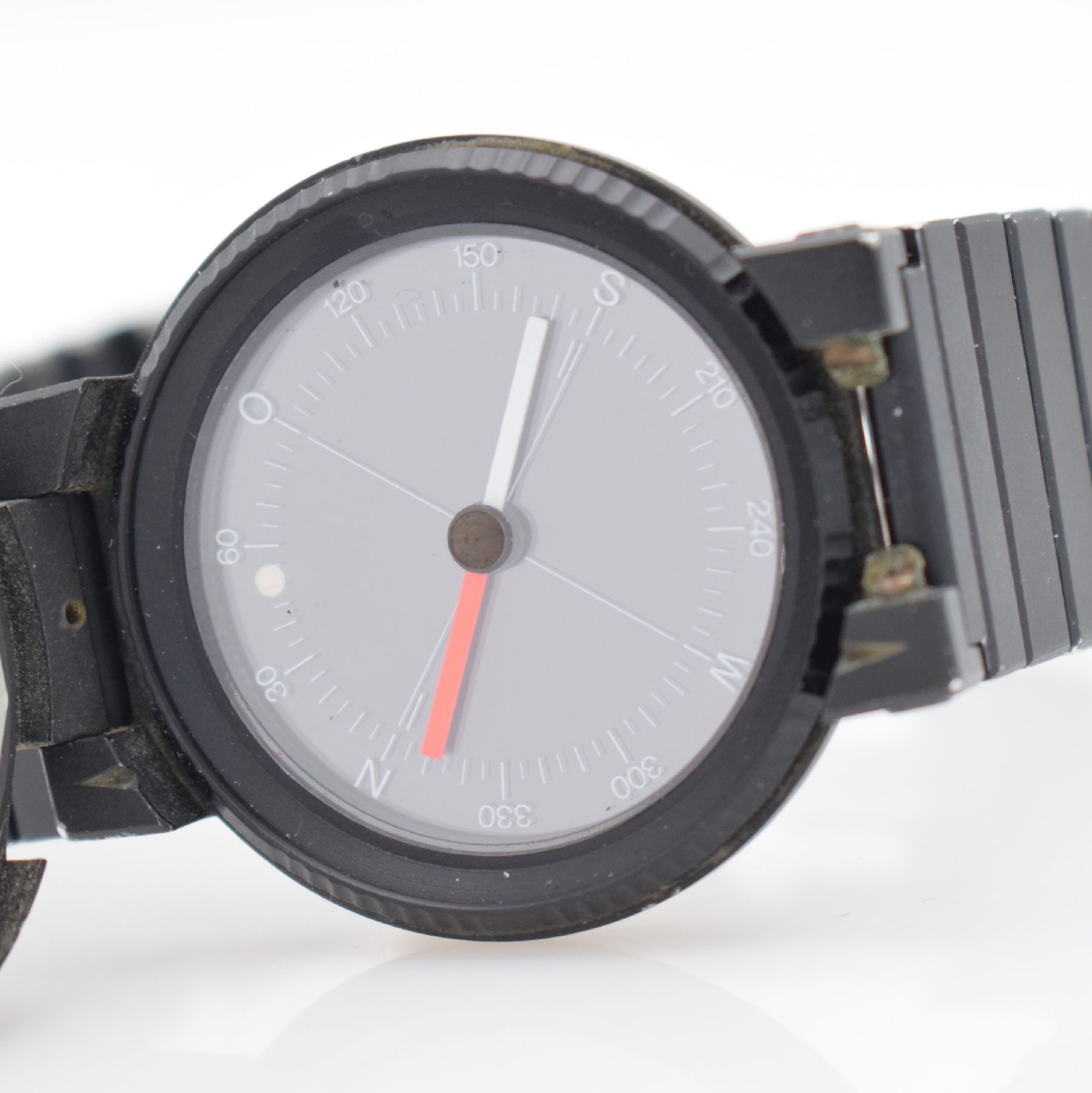 Detail j: IWC Porsche Design Herrenarmbanduhr mit Kompass, Schweiz um 1980, Automatik, Ref. 3510, aufklappbares, geschwärztes Aluminiumgeh. mit Kompass im ...