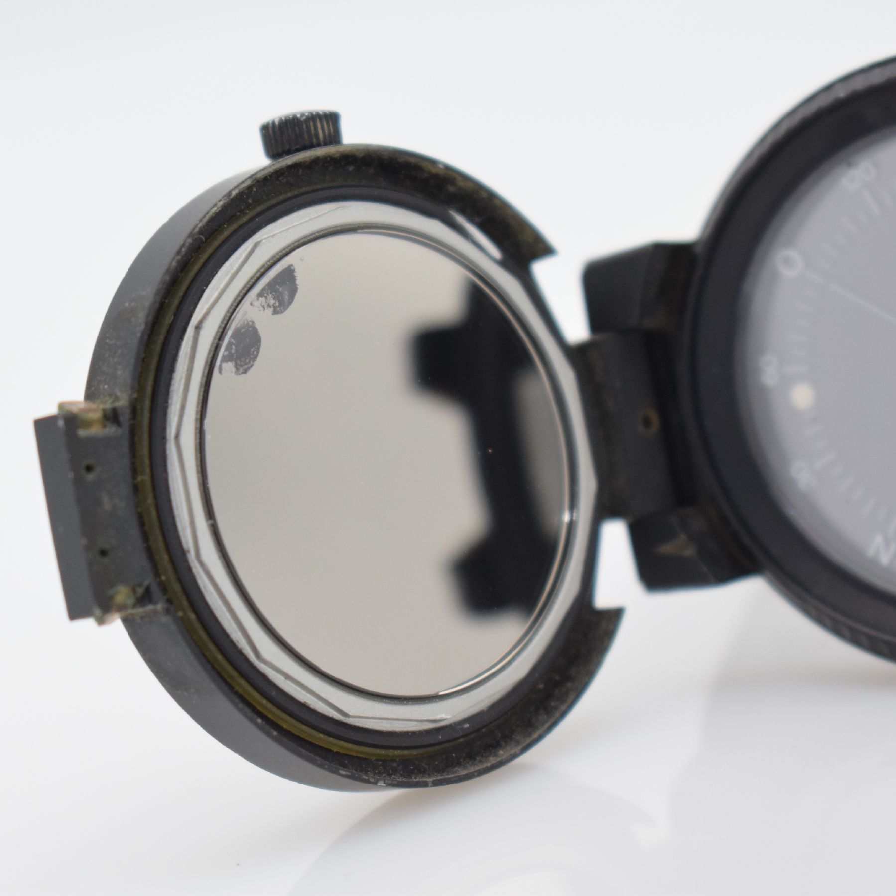 Detail k: IWC Porsche Design Herrenarmbanduhr mit Kompass, Schweiz um 1980, Automatik, Ref. 3510, aufklappbares, geschwärztes Aluminiumgeh. mit Kompass im ...