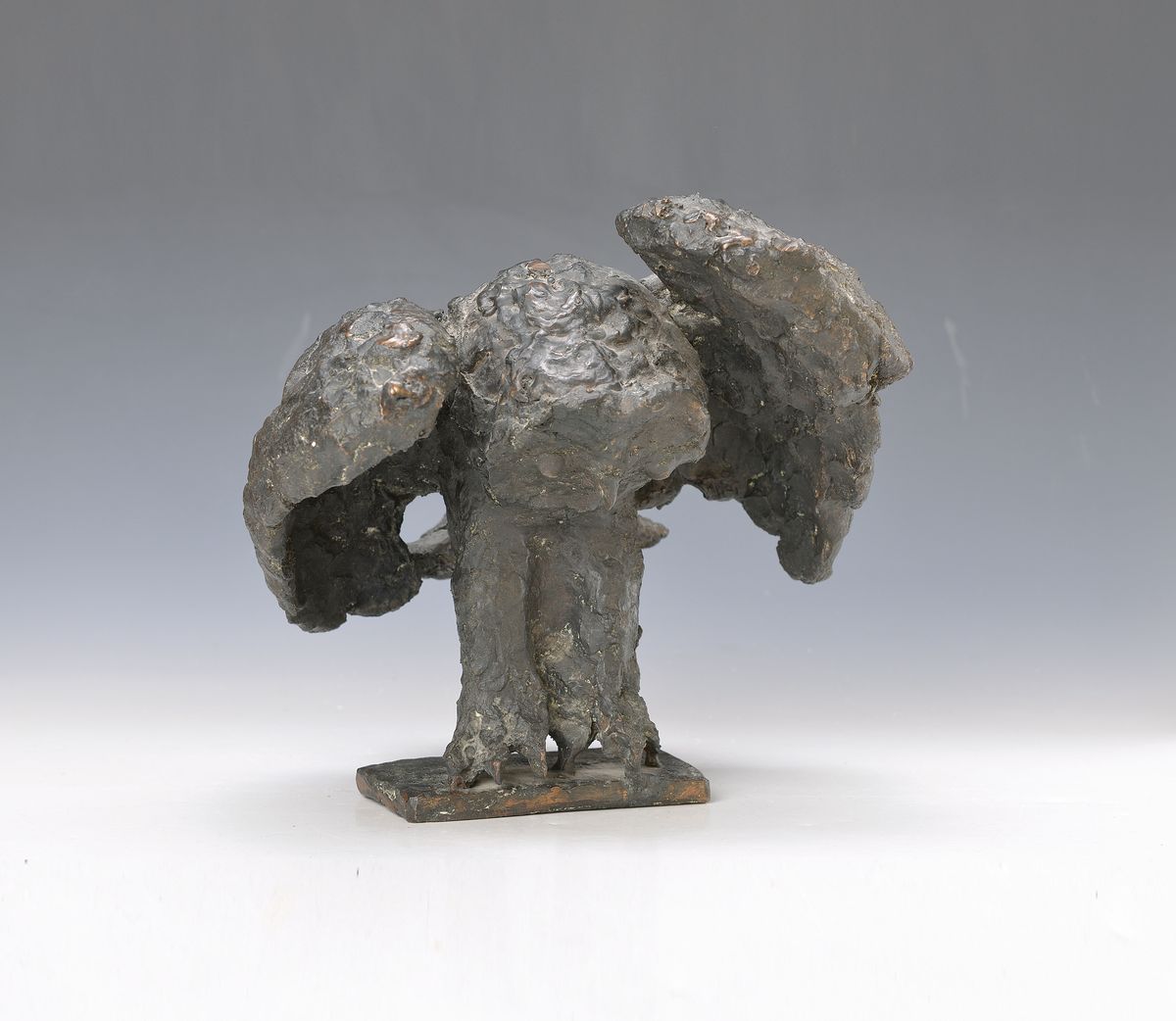 Prof. Erich Koch, 1924 Roßbach/Pfalz - 2014 München, Eule mit aufgeplusterten Flügeln, Bronze, am Sockel signiert, ca. 28 x 29 x 26cm