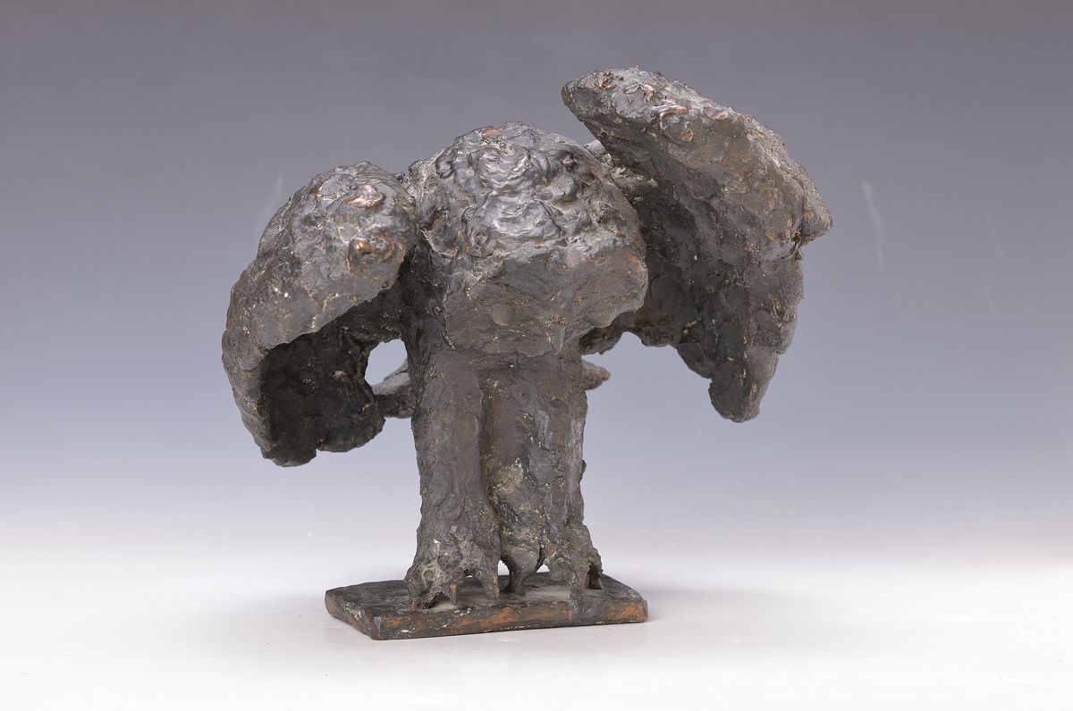 Detail k: Prof. Erich Koch, 1924 Roßbach/Pfalz - 2014 München, Eule mit aufgeplusterten Flügeln, Bronze, am Sockel signiert, ca. 28 x 29 x 26cm