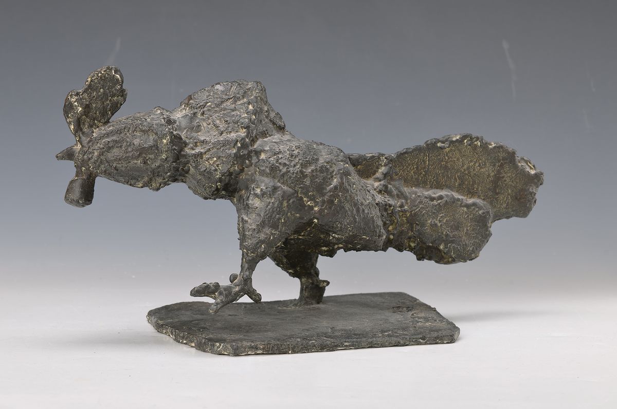 Prof. Erich Koch, 1924 Roßbach/Pfalz - 2014 München, schreitender Hahn, Bronze, am Sockel signiert, ca.21 x 41 cm