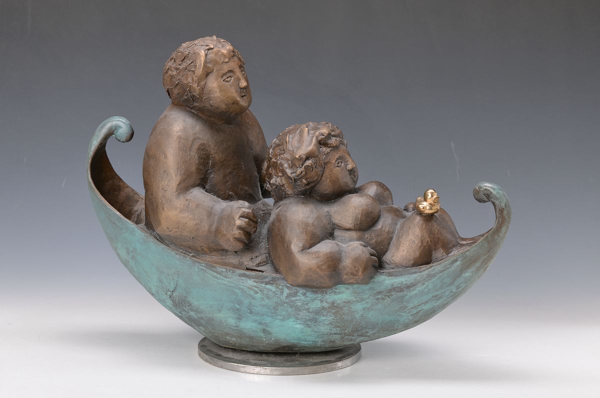 Bettina Morio, Bildhauerin aus Deidesheim/ Pfalz, Bronzeskulptur,"zu Zweit in einem Boot" mit Ente, patiniert, auf Metallsockel, im Boot ...