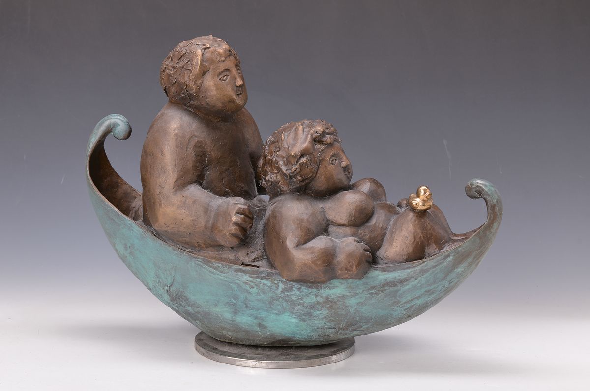 Detail k: Bettina Morio, Bildhauerin aus Deidesheim/ Pfalz, Bronzeskulptur,"zu Zweit in einem Boot" mit Ente, patiniert, auf Metallsockel, im Boot ...