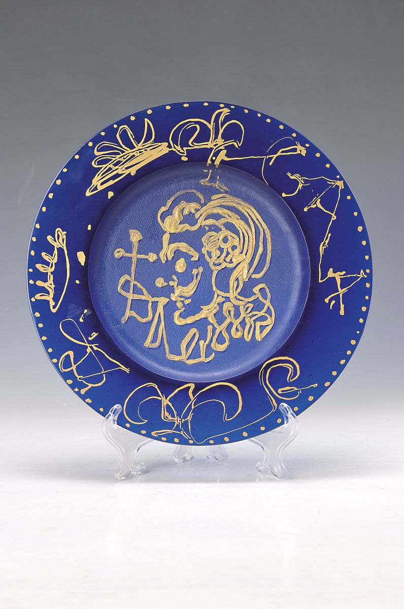 Salvador Dali, 1904 - 1989, Teller, Hersteller Daume Nancy, signiert und 1455/2000, blaues Glas mit Goldstaffage, D. ca. 26.5 cm, Triumphale