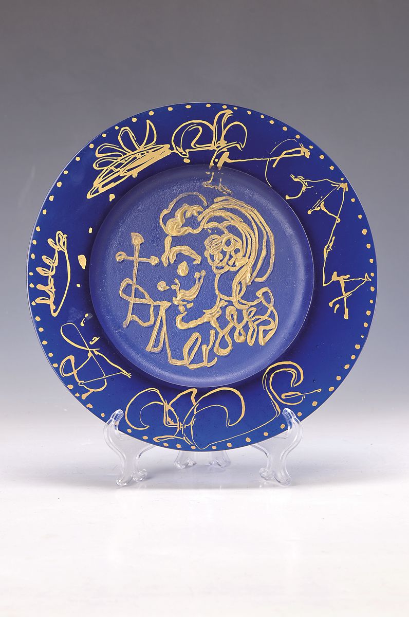 Detail k: Salvador Dali, 1904 - 1989, Teller, Hersteller Daume Nancy, signiert und 1455/2000, blaues Glas mit Goldstaffage, D. ca. 26.5 cm, Triumphale