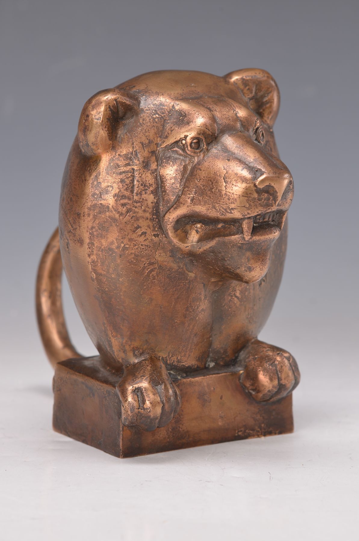 Gernot Rumpf, geb. 1941 Kaiserslautern, Löwen-Sohn, Bronzeskulptur, signiert und dat. AD 2003, monogrammiert, E.A ca. 15.5 x 11 cm, ein Teil aus der ...