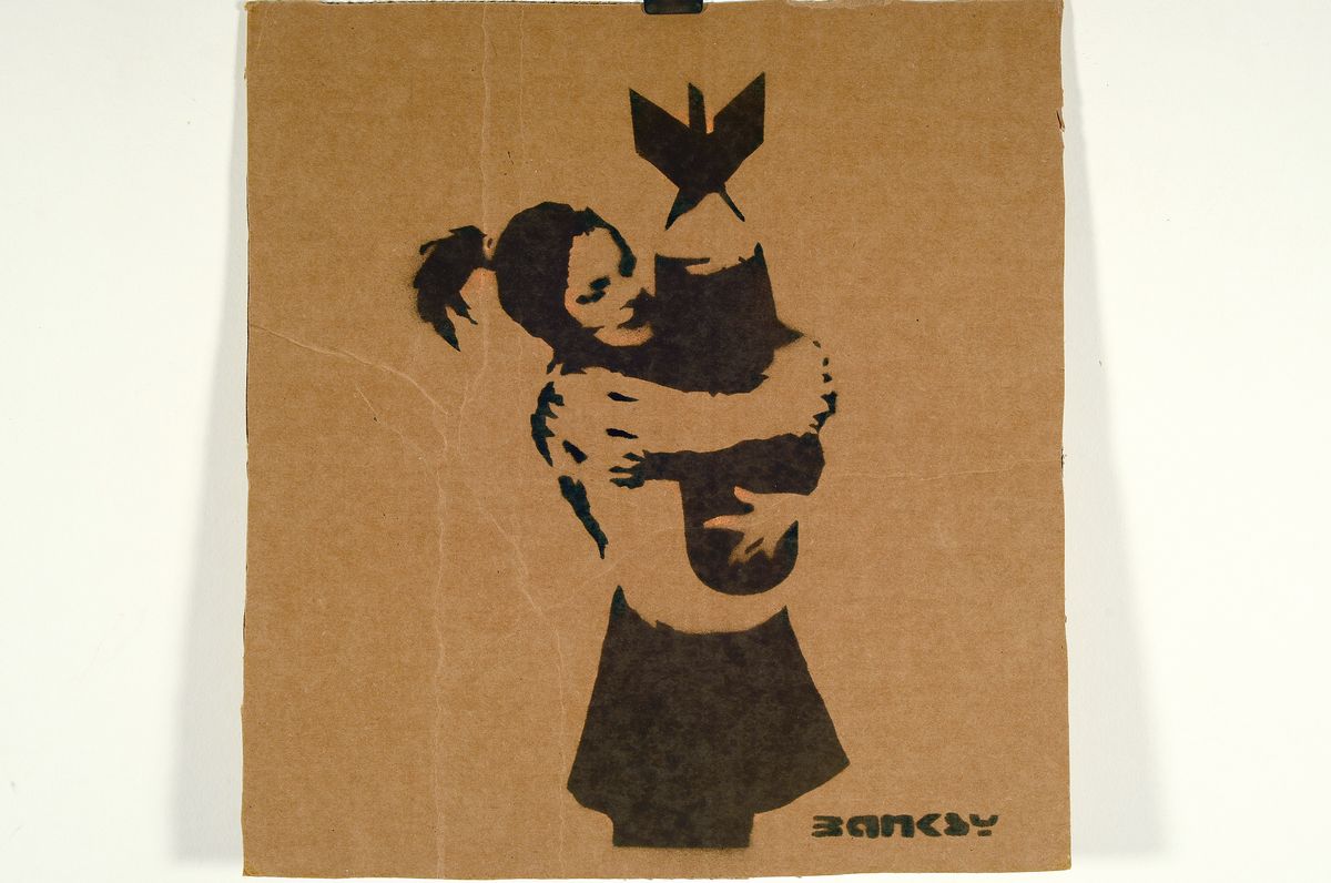 Detail k: Banksy free art Dismaland, Schablonenkomposition auf Wellpappe, rückseitig bezeichnet:" Enjoy Your Free Art, Banksy is Dismal !!", 8/100, ...