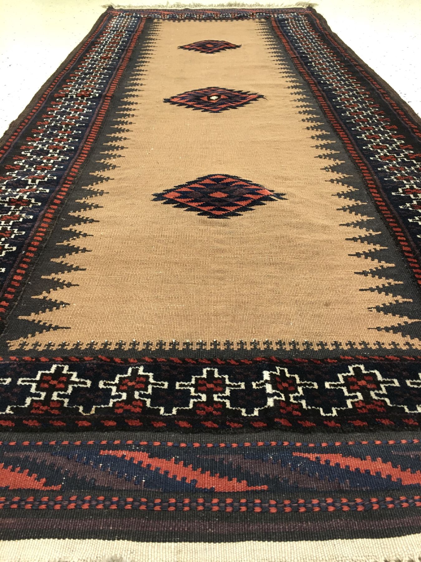 Detail b: Feine Belutsch "Sofreh" antik, Nordostpersien, Ende 19.Jhd., Kamelwolle Grund gewebt mit Ziegenhaar/Bordüren Geknüpft aus Wolle. Sehr ...