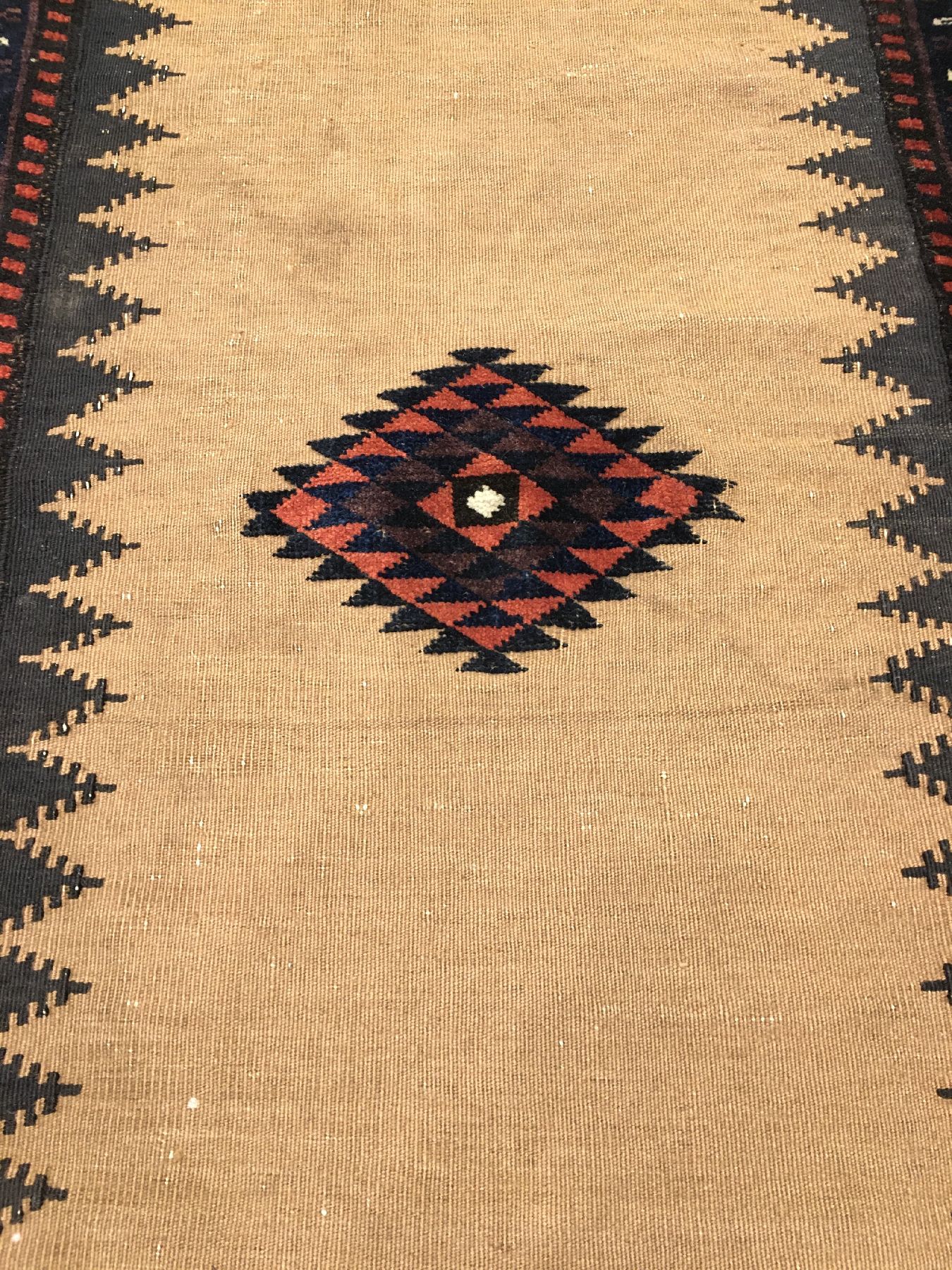 Detail c: Feine Belutsch "Sofreh" antik, Nordostpersien, Ende 19.Jhd., Kamelwolle Grund gewebt mit Ziegenhaar/Bordüren Geknüpft aus Wolle. Sehr ...