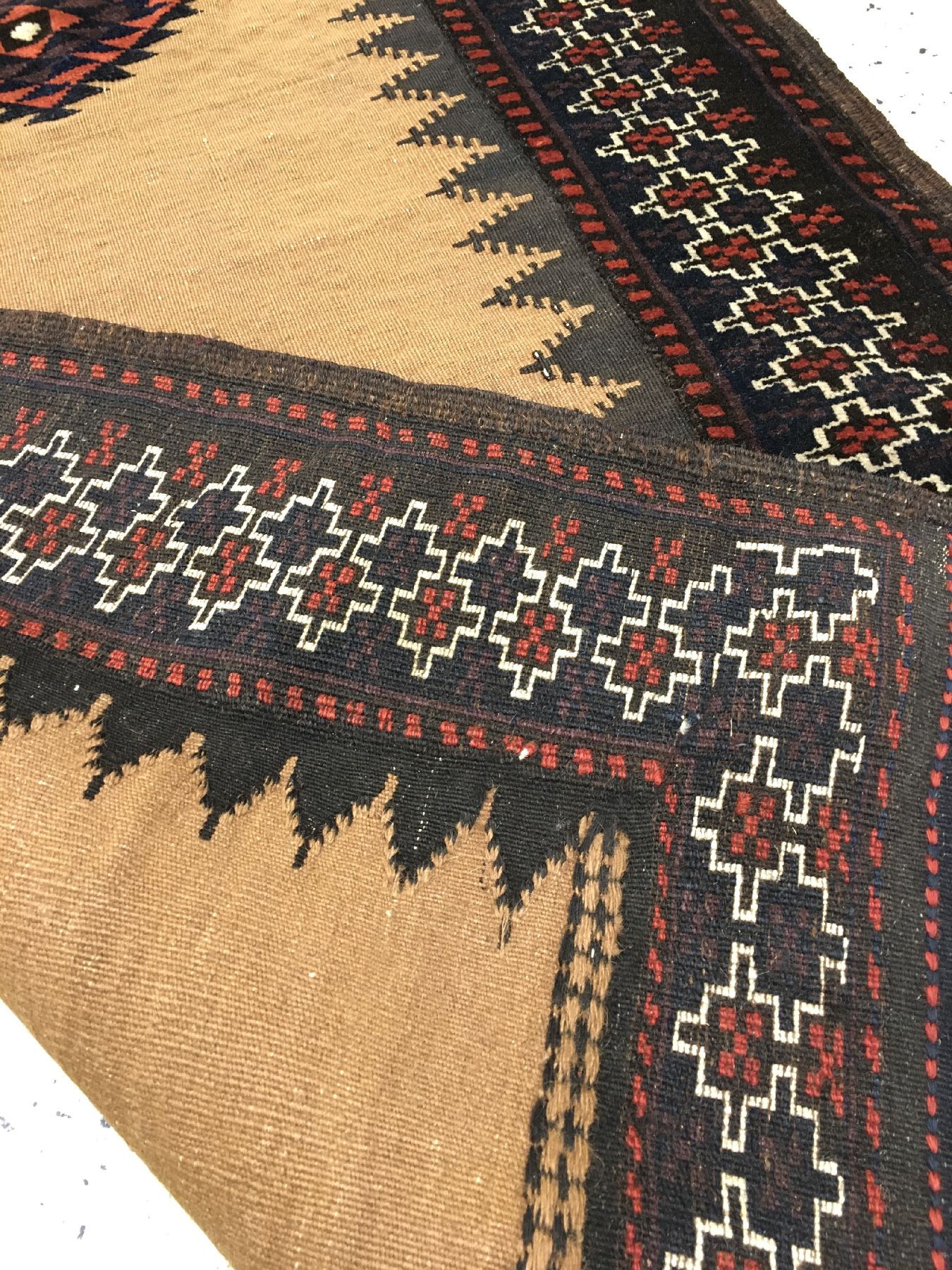 Detail g: Feine Belutsch "Sofreh" antik, Nordostpersien, Ende 19.Jhd., Kamelwolle Grund gewebt mit Ziegenhaar/Bordüren Geknüpft aus Wolle. Sehr ...