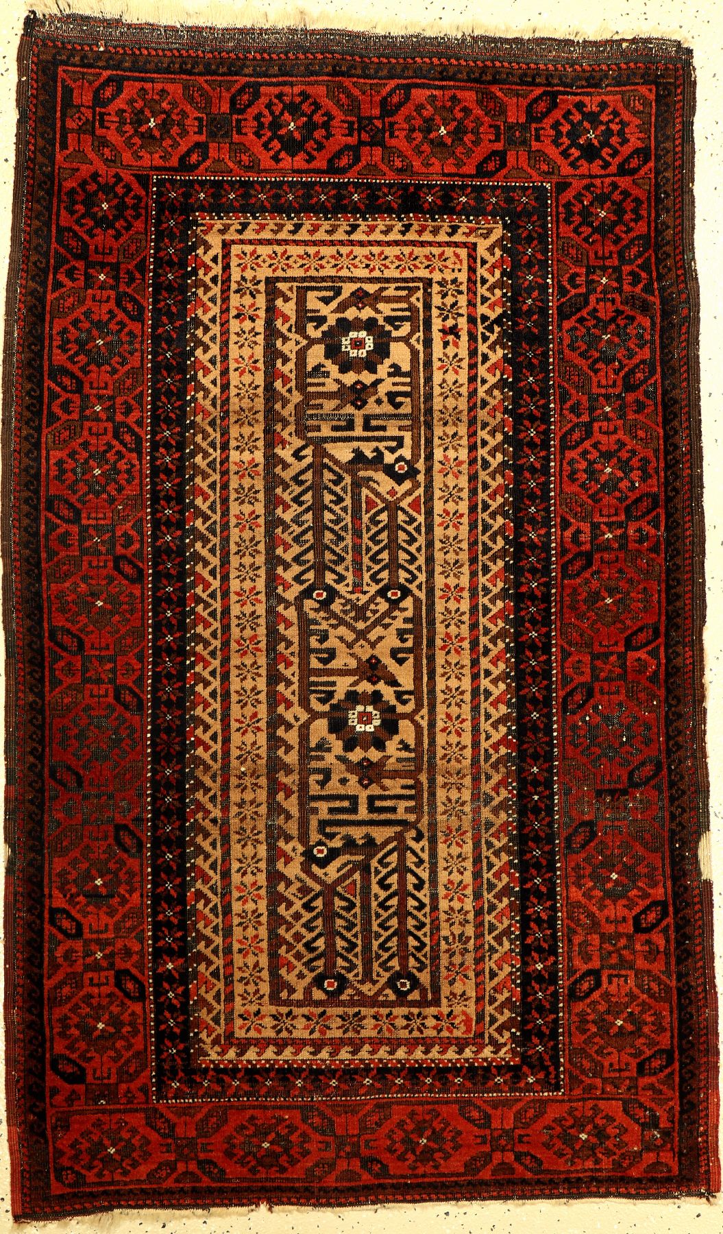 Feiner Belutsch antik, Nordostpersien, 19.Jhd., Kamelwolle/Wolle geknüpft auf Wolle. Feiner Belutsch mit Stammestypischer Ornamentik, ca. 143 x 90 ...