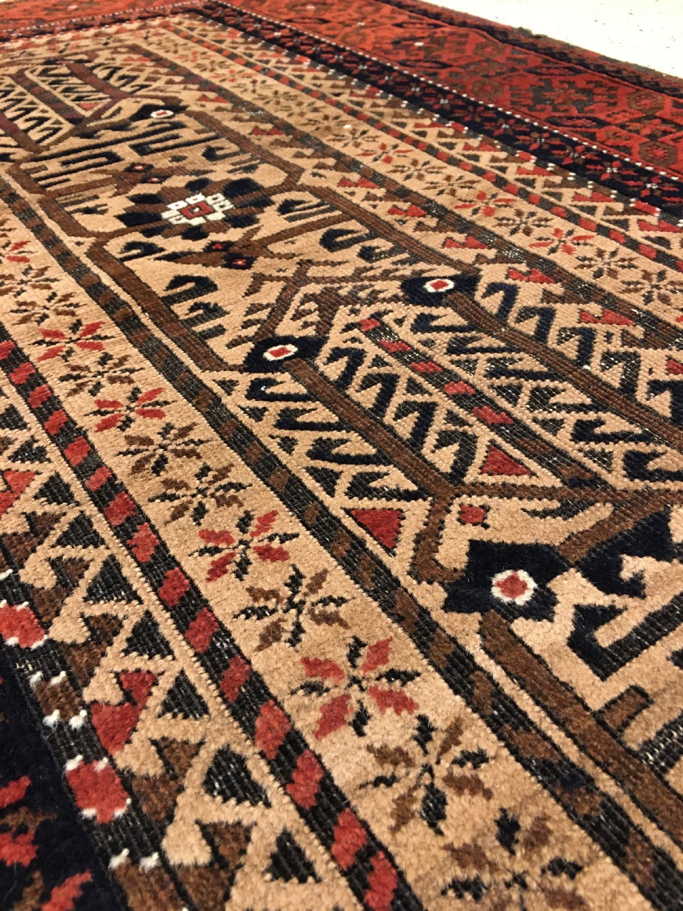 Detail c: Feiner Belutsch antik, Nordostpersien, 19.Jhd., Kamelwolle/Wolle geknüpft auf Wolle. Feiner Belutsch mit Stammestypischer Ornamentik, ca. 143 x 90 ...