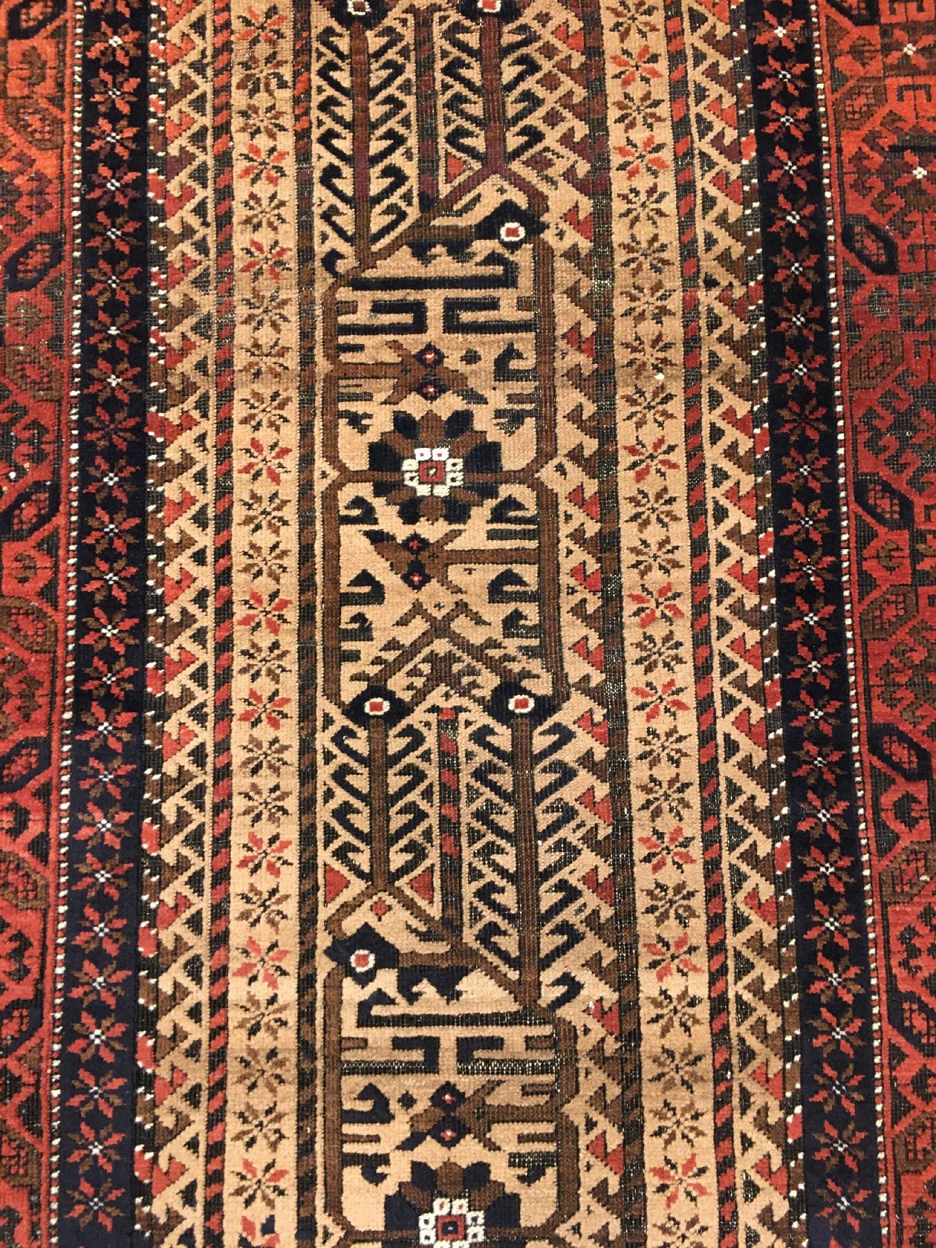 Detail e: Feiner Belutsch antik, Nordostpersien, 19.Jhd., Kamelwolle/Wolle geknüpft auf Wolle. Feiner Belutsch mit Stammestypischer Ornamentik, ca. 143 x 90 ...
