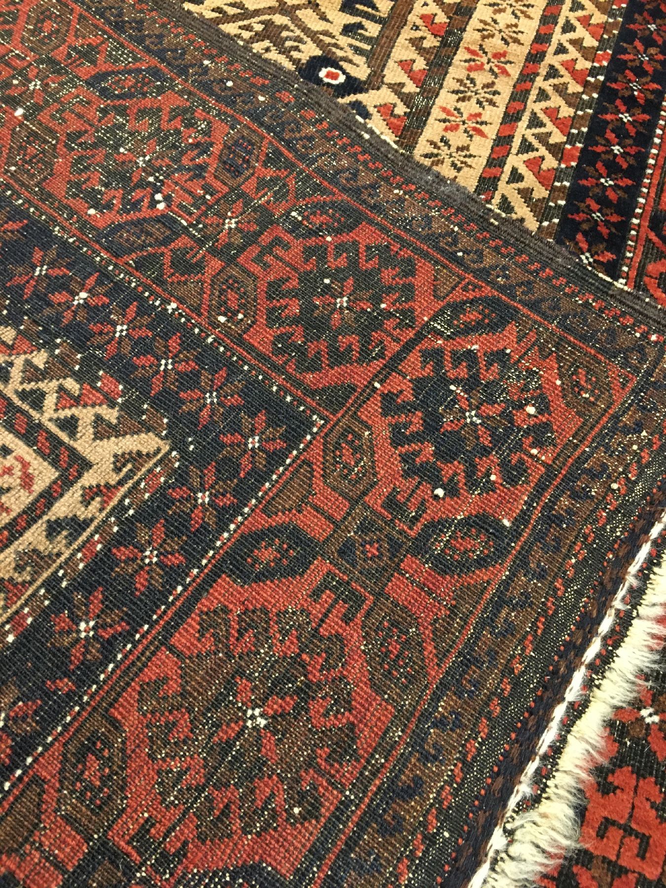 Detail h: Feiner Belutsch antik, Nordostpersien, 19.Jhd., Kamelwolle/Wolle geknüpft auf Wolle. Feiner Belutsch mit Stammestypischer Ornamentik, ca. 143 x 90 ...