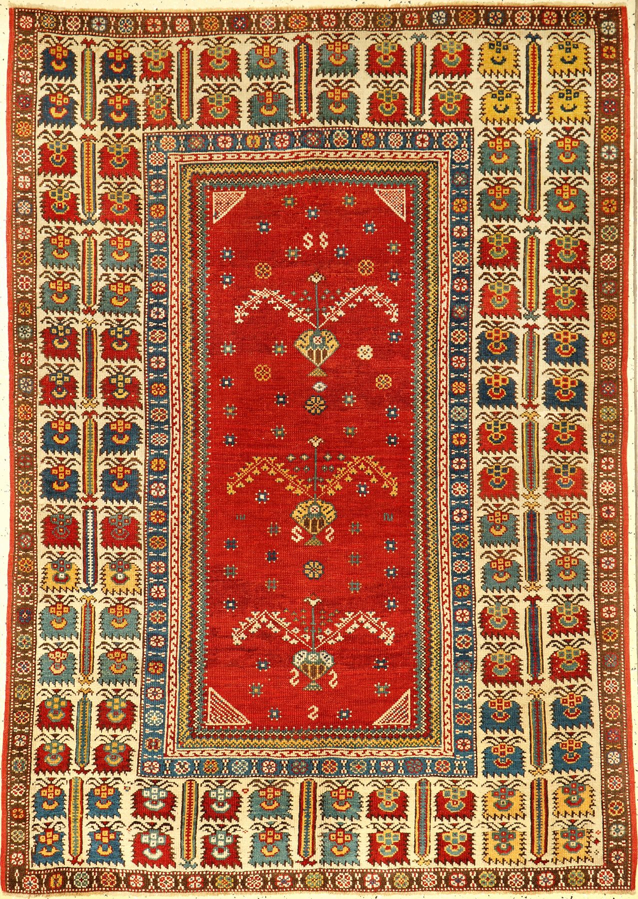 Seltener Bergama antik, Nordwestanatolien, 19.Jhd., Wolle geknüpft auf Wolle. Einzigartiger Bergama mit osmanischer Nelkenbordüre und krapproten ...