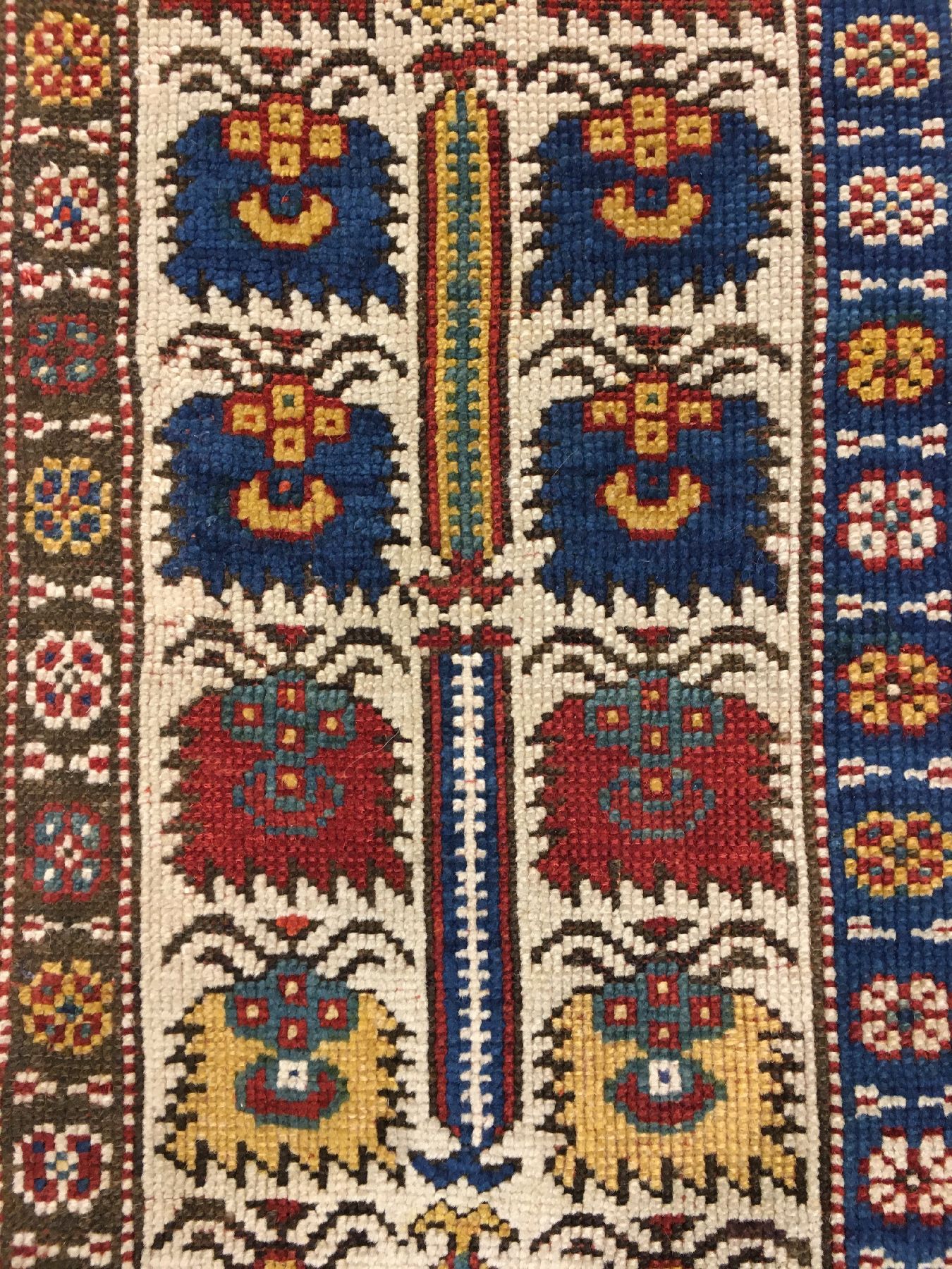 Detail g: Seltener Bergama antik, Nordwestanatolien, 19.Jhd., Wolle geknüpft auf Wolle. Einzigartiger Bergama mit osmanischer Nelkenbordüre und krapproten ...