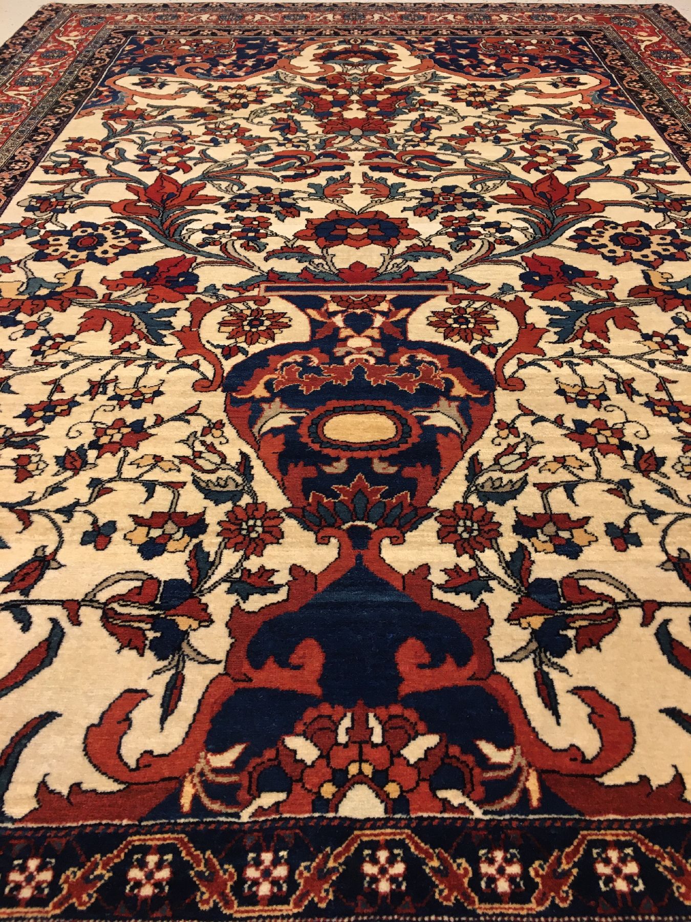 Detail b: Sehr feiner weißgrundiger Farahan antik, Westpersien, 19.Jhd., Korkwolle geknüpft auf Baumwolle. Eleganter Sarogh-Farahan mit kunstvollen und sehr ...