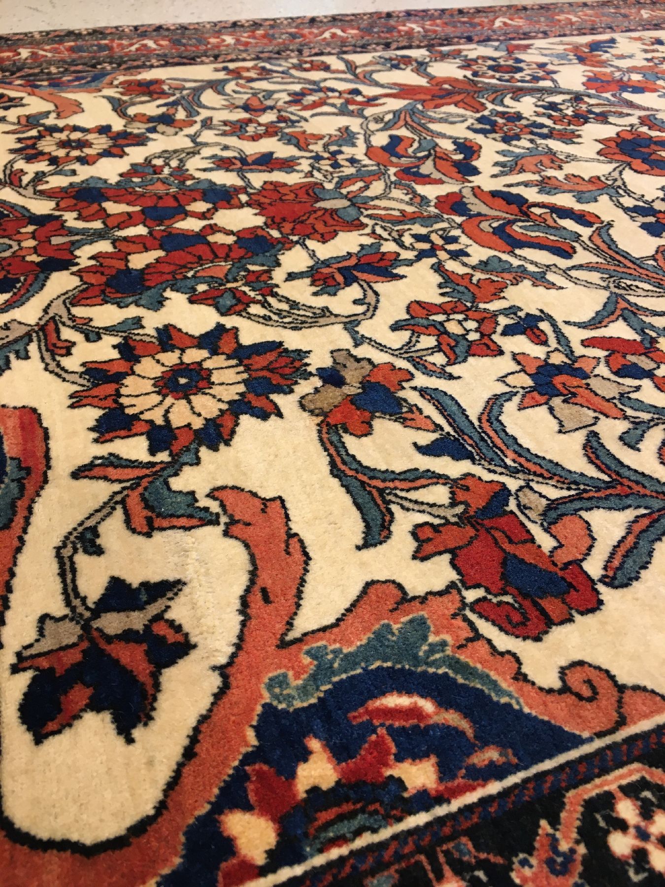 Detail d: Sehr feiner weißgrundiger Farahan antik, Westpersien, 19.Jhd., Korkwolle geknüpft auf Baumwolle. Eleganter Sarogh-Farahan mit kunstvollen und sehr ...
