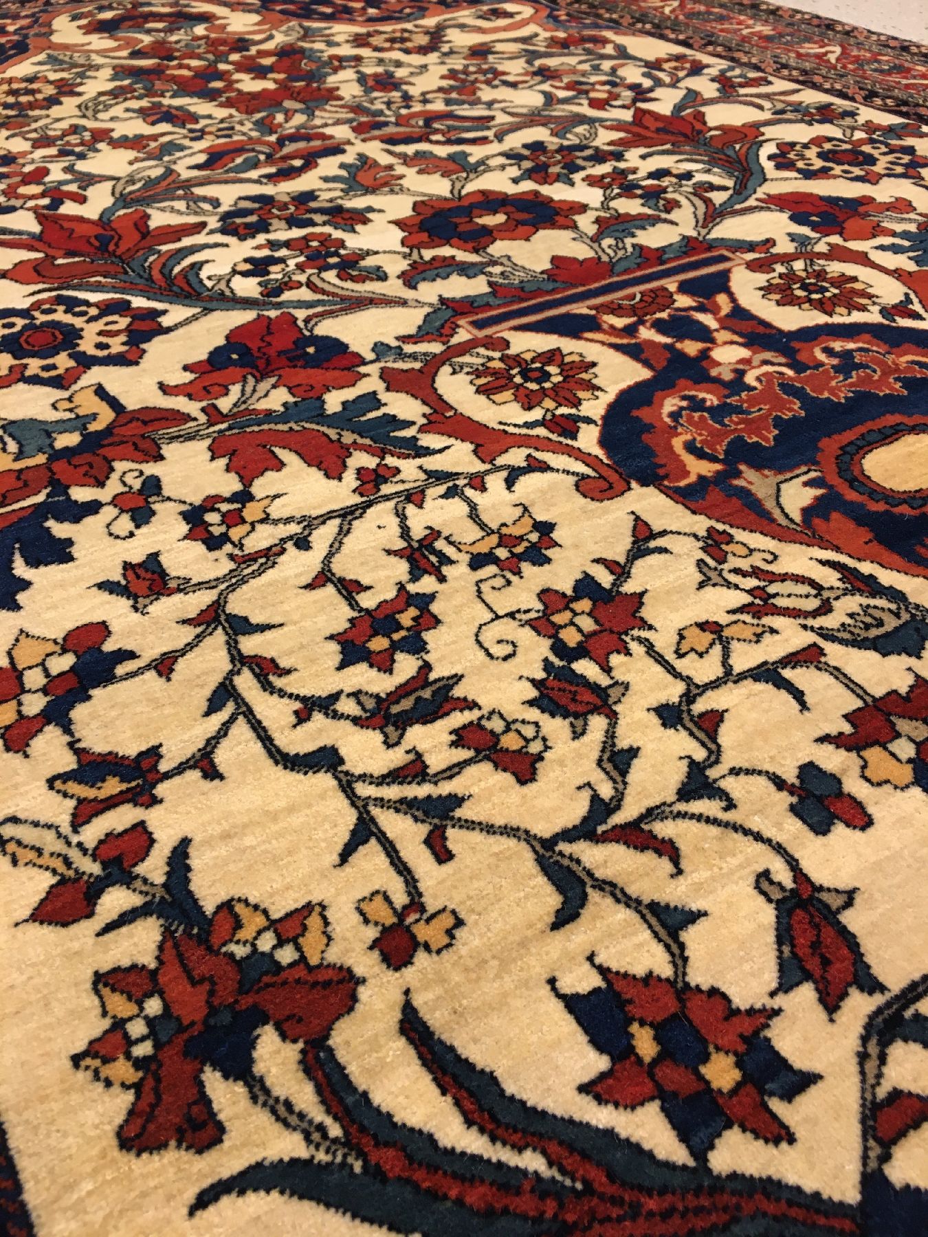 Detail e: Sehr feiner weißgrundiger Farahan antik, Westpersien, 19.Jhd., Korkwolle geknüpft auf Baumwolle. Eleganter Sarogh-Farahan mit kunstvollen und sehr ...