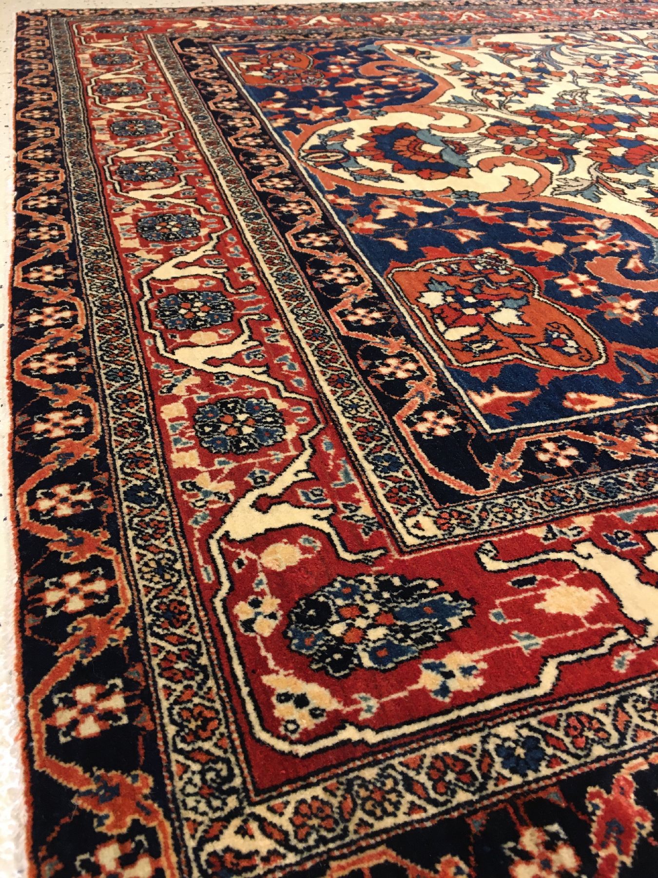 Detail f: Sehr feiner weißgrundiger Farahan antik, Westpersien, 19.Jhd., Korkwolle geknüpft auf Baumwolle. Eleganter Sarogh-Farahan mit kunstvollen und sehr ...