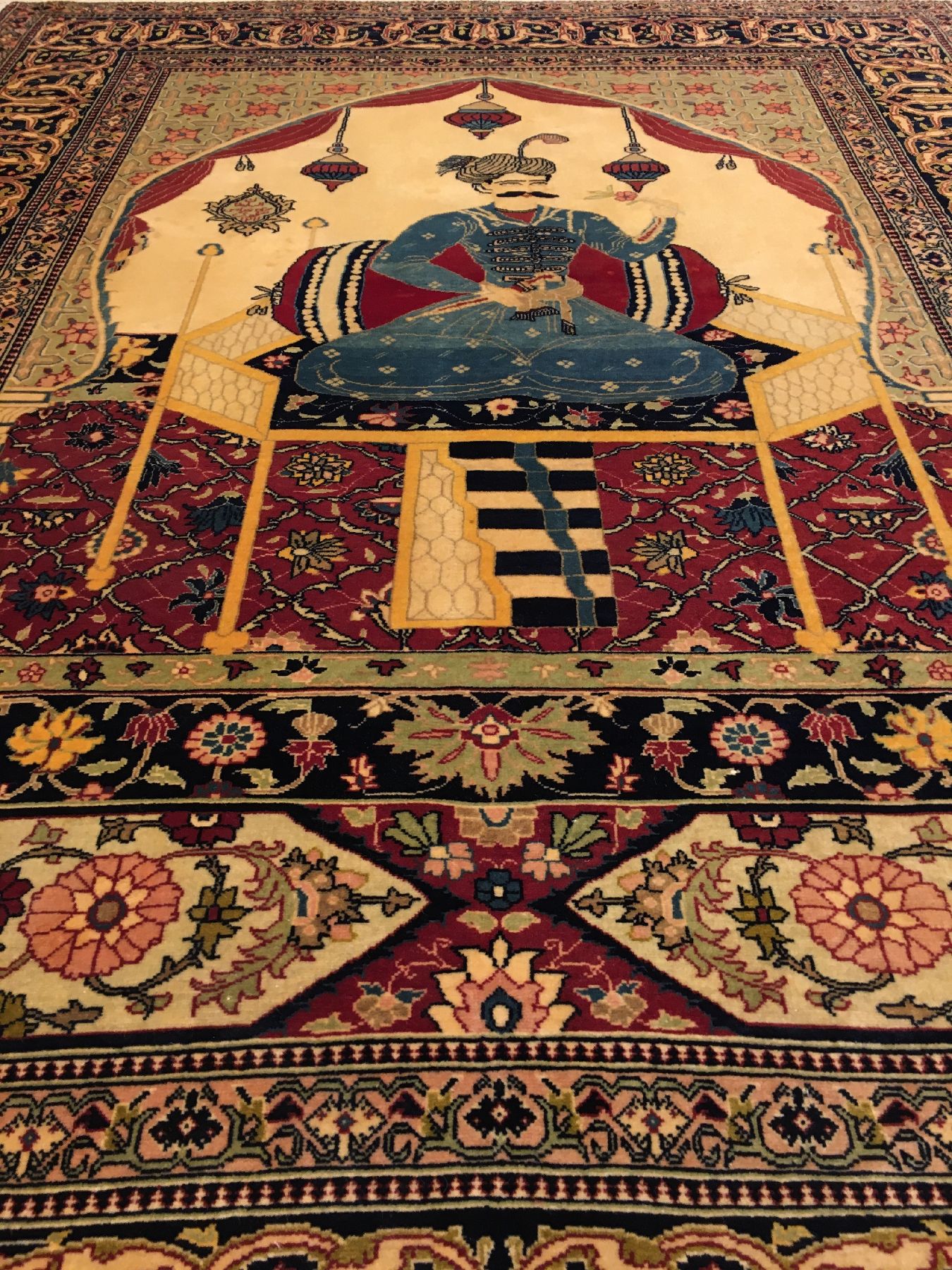 Detail b: Feiner Täbriz "Bildteppich" alt (Shah Abbas I.), Nordwestpersien, um 1930, Korkwolle geknüpft auf Baumwolle. Sehr feiner Bildteppich aus ...