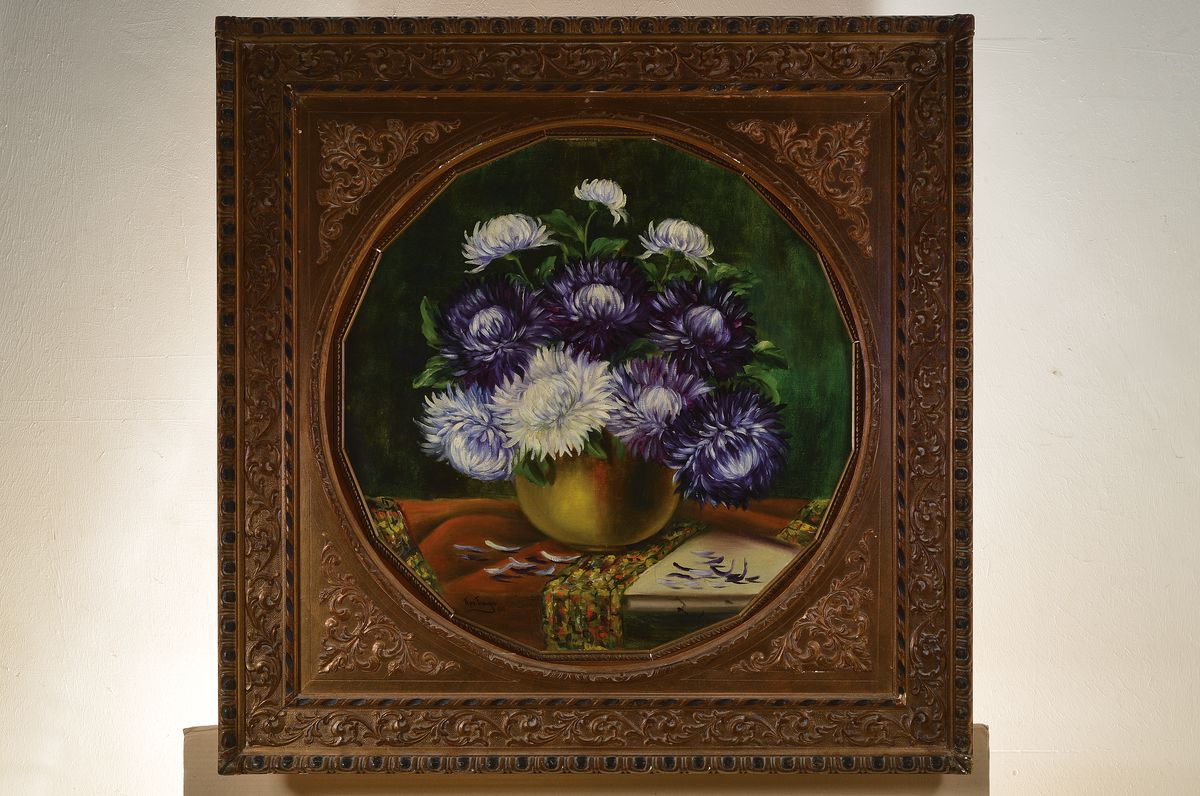 Detail k: Traeger Theo, deutscher Maler des 19./20. Jh., hier Strauss in gelber Vase, qualitätvolle Malerei, in ausserordentlich repräsentativer Rahmen um ...