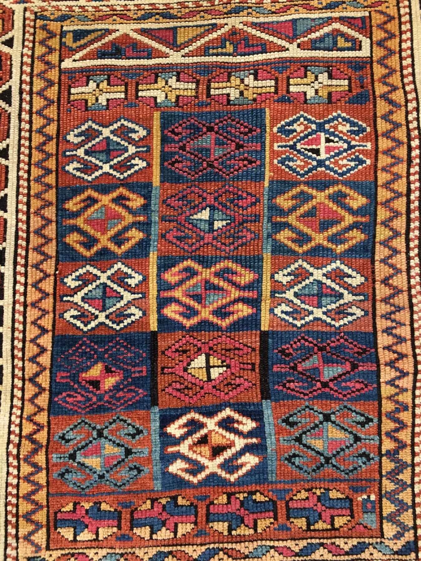 Detail c: Bergama antik, Nordwestanatolien, 19.Jhd., Wolle geknüpft auf Wolle. Seltener kleinformatiger Bergama-Kozak mit Widderhorn Muster und S-Bordüre. ...