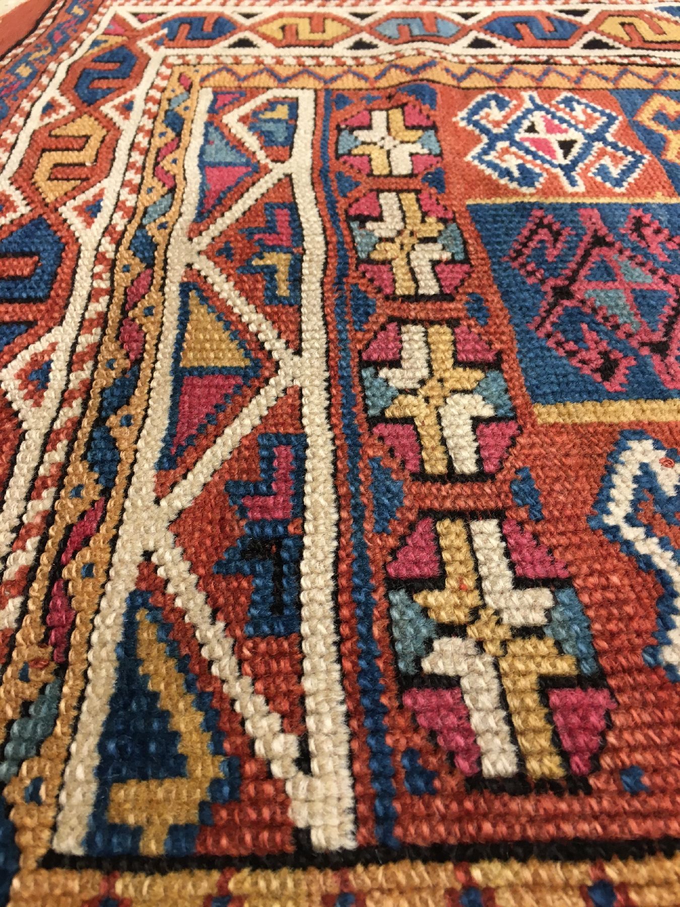 Detail e: Bergama antik, Nordwestanatolien, 19.Jhd., Wolle geknüpft auf Wolle. Seltener kleinformatiger Bergama-Kozak mit Widderhorn Muster und S-Bordüre. ...