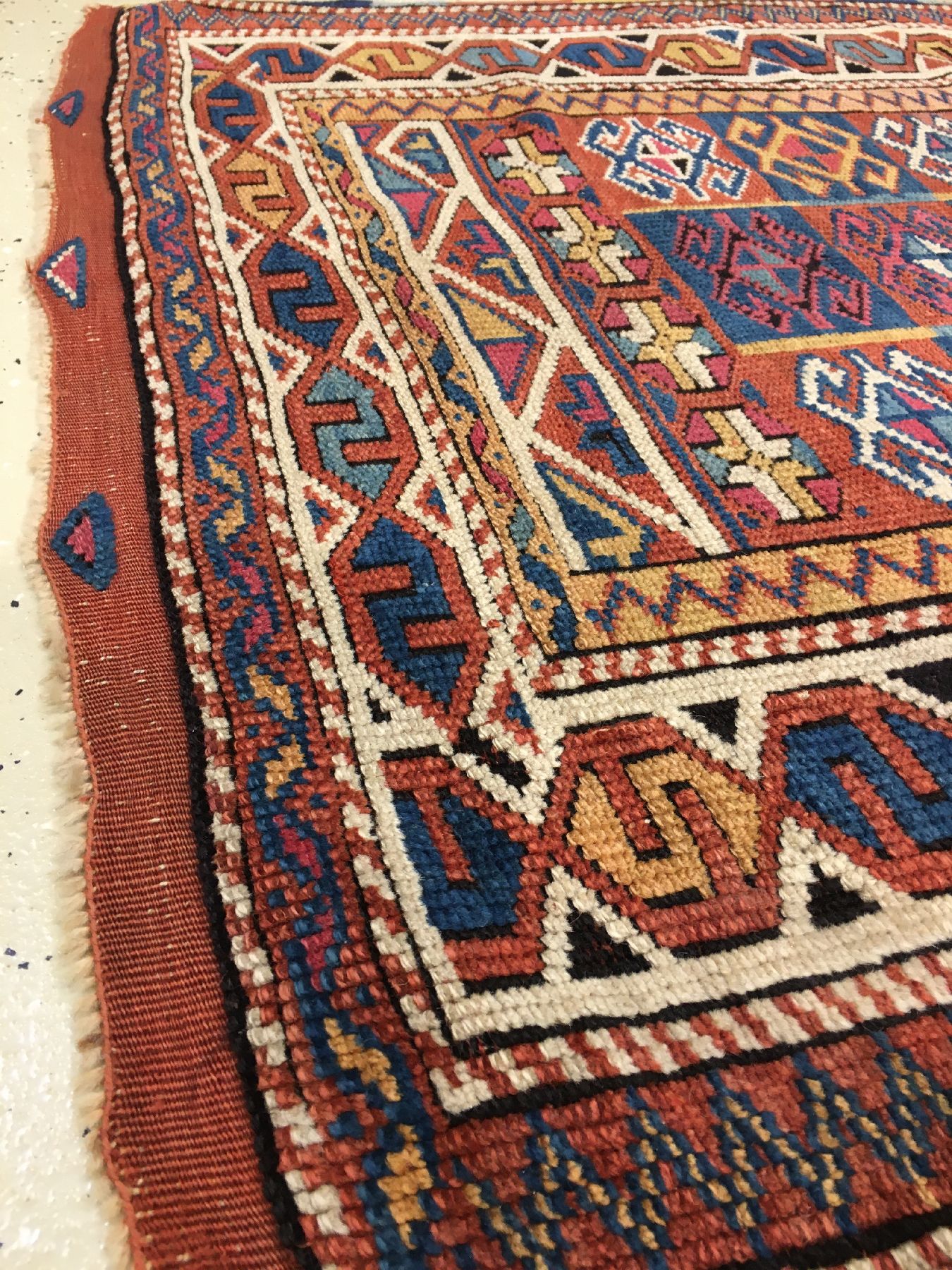 Detail g: Bergama antik, Nordwestanatolien, 19.Jhd., Wolle geknüpft auf Wolle. Seltener kleinformatiger Bergama-Kozak mit Widderhorn Muster und S-Bordüre. ...