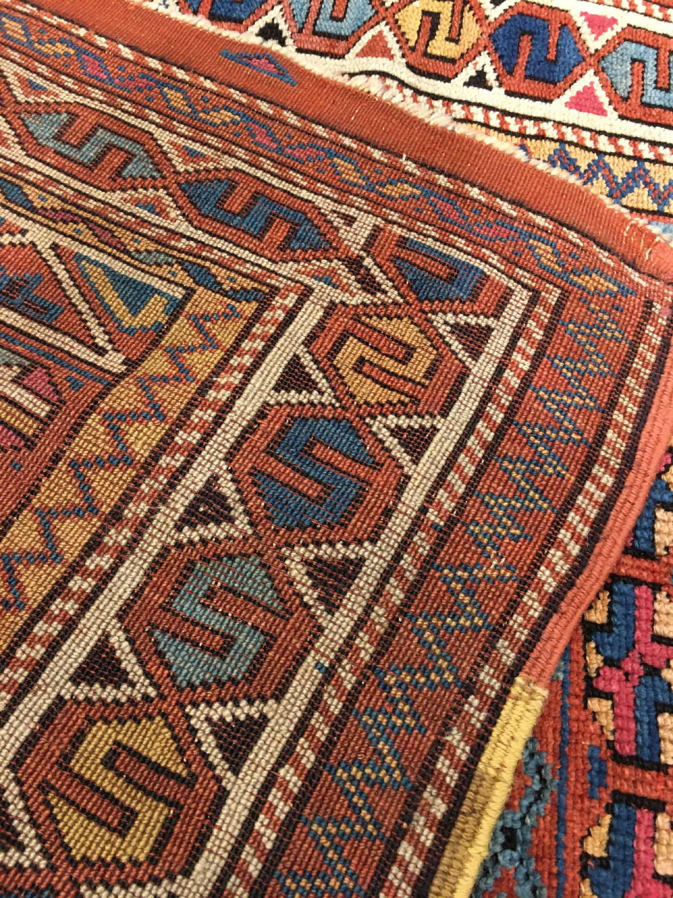 Detail h: Bergama antik, Nordwestanatolien, 19.Jhd., Wolle geknüpft auf Wolle. Seltener kleinformatiger Bergama-Kozak mit Widderhorn Muster und S-Bordüre. ...