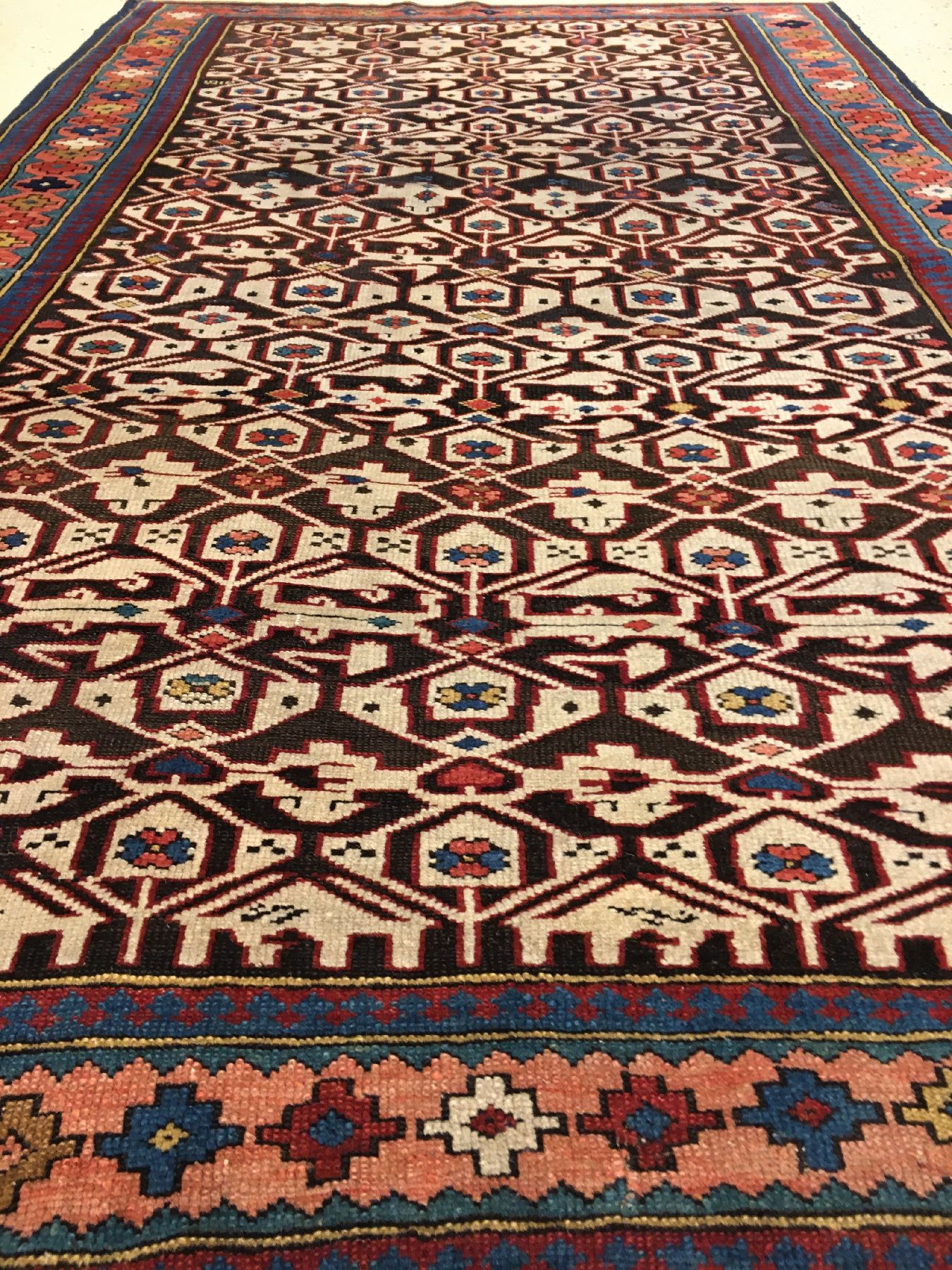 Detail b: Feiner Konagkend antik, Ostkaukasus Kuba-Gebiet, Ende 19.Jhd., Wolle geknüpft auf Wolle. Ein klassisches Konagkend-Gittermuster belegt kunstvoll ...