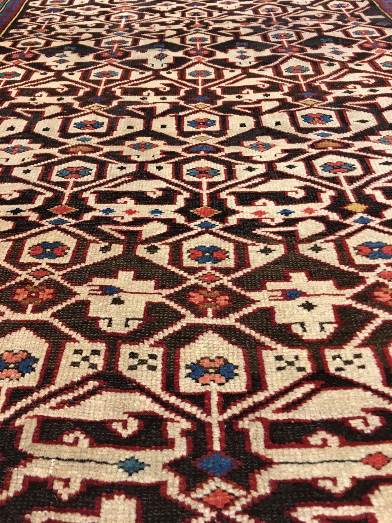 Detail e: Feiner Konagkend antik, Ostkaukasus Kuba-Gebiet, Ende 19.Jhd., Wolle geknüpft auf Wolle. Ein klassisches Konagkend-Gittermuster belegt kunstvoll ...