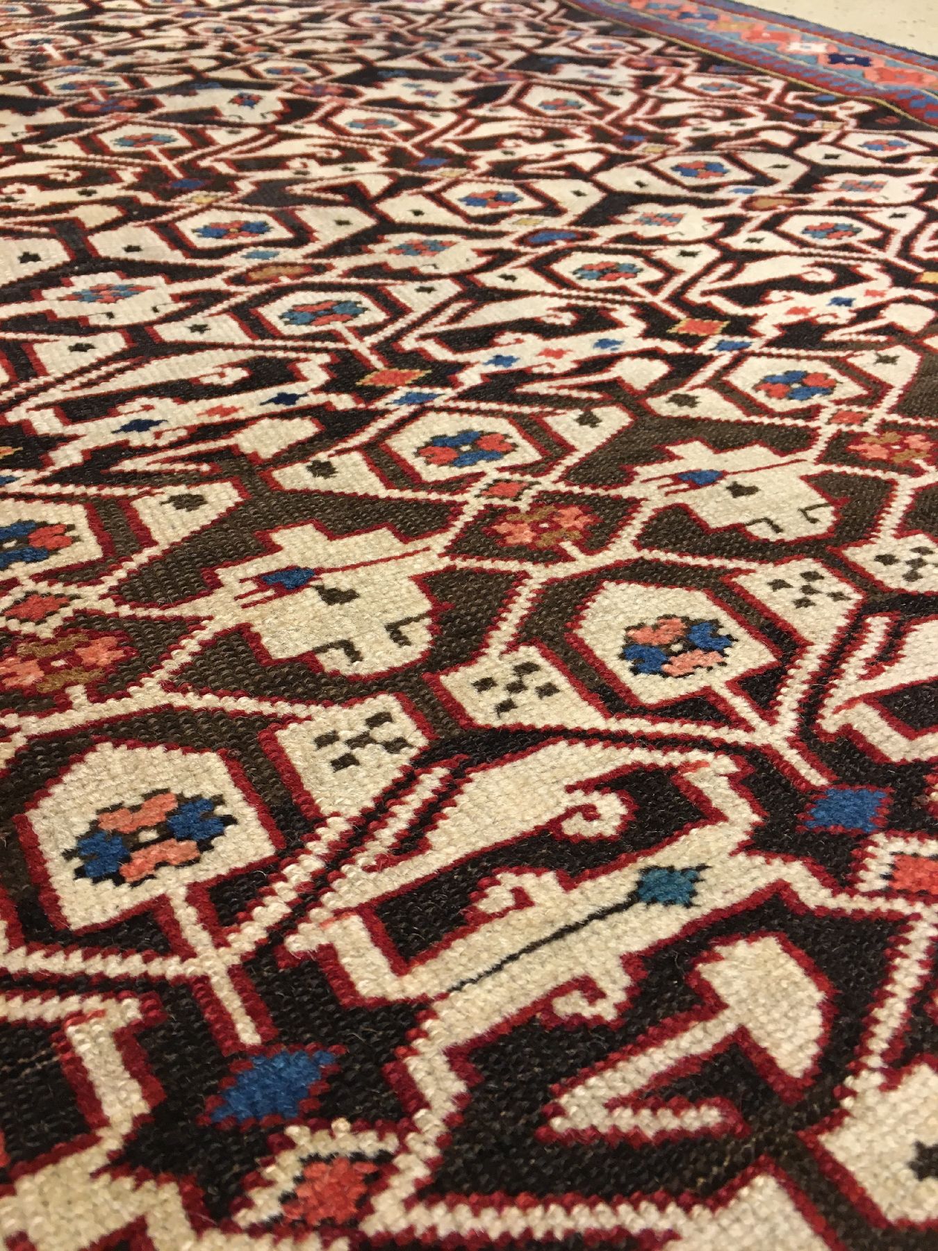 Detail f: Feiner Konagkend antik, Ostkaukasus Kuba-Gebiet, Ende 19.Jhd., Wolle geknüpft auf Wolle. Ein klassisches Konagkend-Gittermuster belegt kunstvoll ...