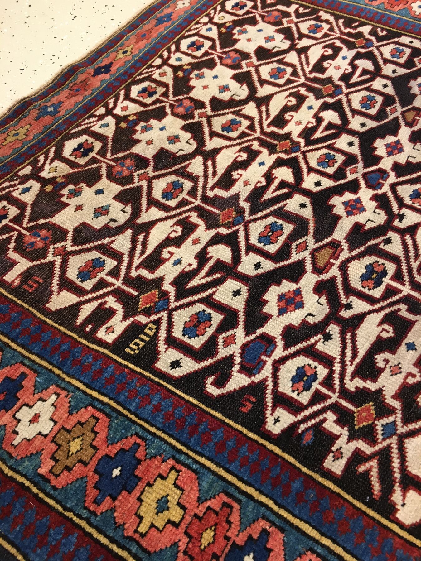 Detail g: Feiner Konagkend antik, Ostkaukasus Kuba-Gebiet, Ende 19.Jhd., Wolle geknüpft auf Wolle. Ein klassisches Konagkend-Gittermuster belegt kunstvoll ...