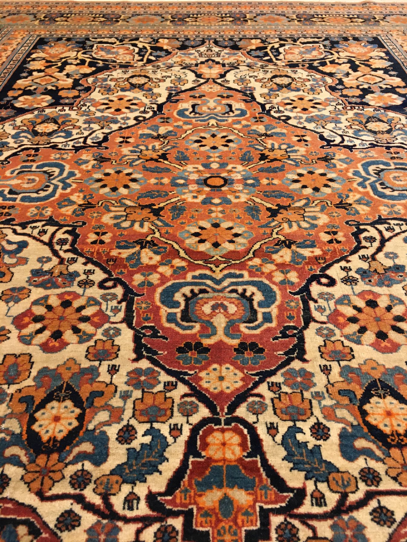 Detail c: Sehr feiner Täbriz "Hadji-Jalili" antik, Nordwestpersien, 19.Jhd., Korkwolle geknüpft auf Baumwolle. Bemerkenswert fein geknüpfter ...