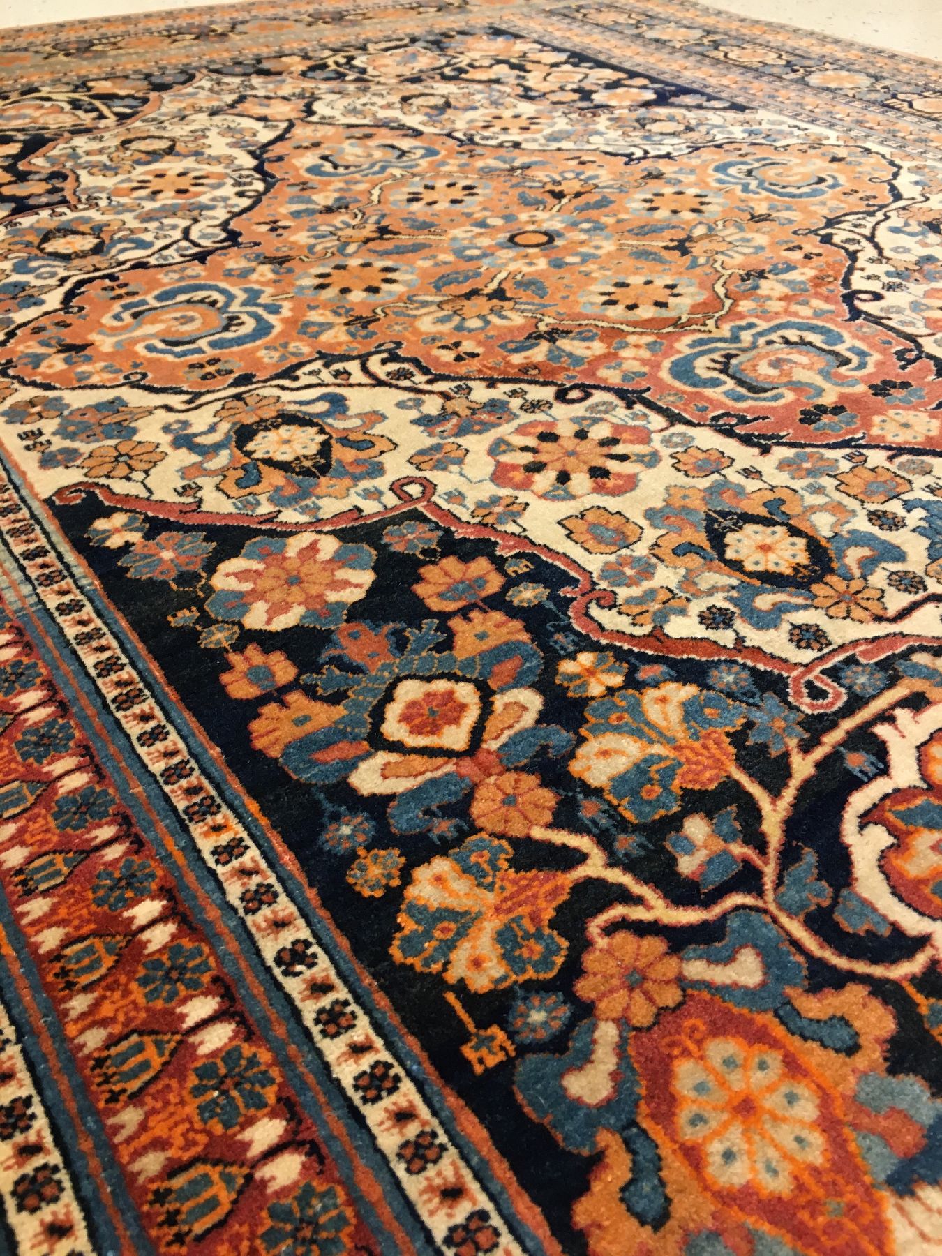 Detail e: Sehr feiner Täbriz "Hadji-Jalili" antik, Nordwestpersien, 19.Jhd., Korkwolle geknüpft auf Baumwolle. Bemerkenswert fein geknüpfter ...