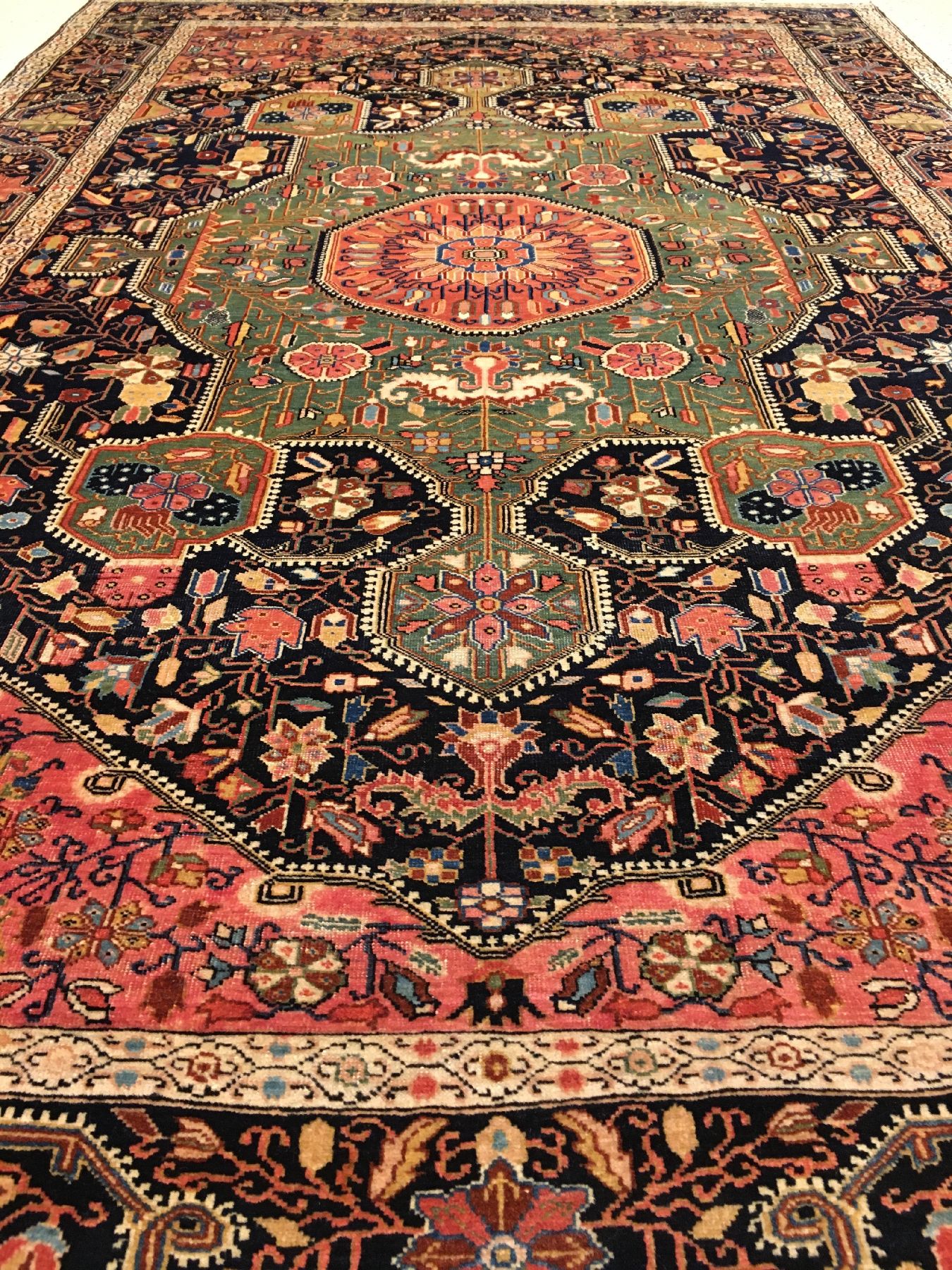 Detail b: Sehr feiner Farahan antik, Westpersien, Ende 19.Jhd., Korkwolle geknüpft auf Baumwolle. Einzigartiger und hochfeiner Sarogh-Farahan mit eleganten ...
